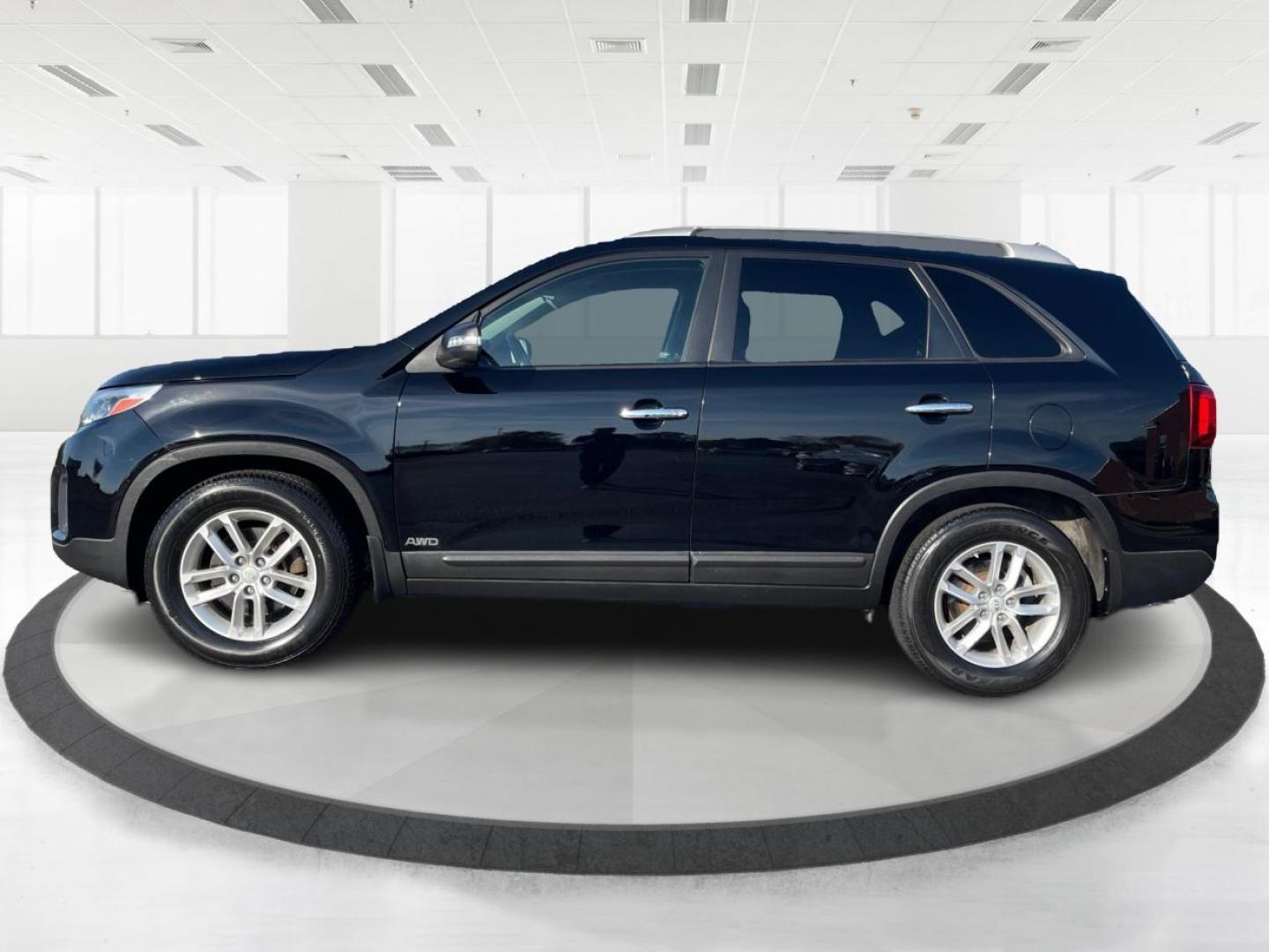 2014 Kia Sorento LX V6 AWD (5XYKTDA72EG) with an 3.3L V6 DOHC 24V engine, 6-Speed Automatic transmission, located at 1184 Kauffman Ave, Fairborn, OH, 45324, (937) 908-9800, 39.807072, -84.031563 - Photo#5