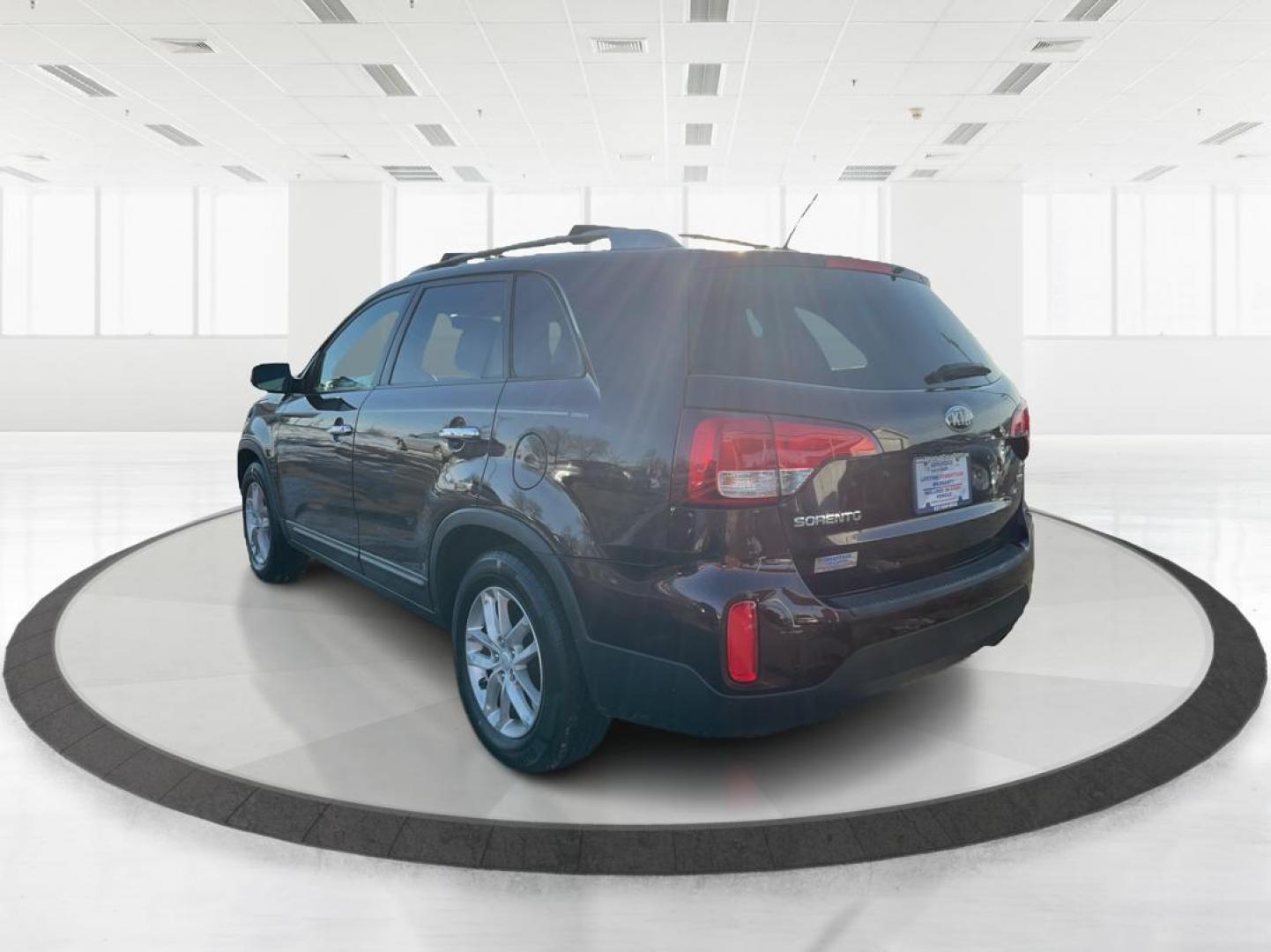2014 Kia Sorento LX 2WD (5XYKT3A63EG) with an 2.4L L4 DOHC 16V engine, 6-Speed Automatic transmission, located at 1230 East Main St, Xenia, OH, 45385, (937) 908-9800, 39.688042, -83.910538 - Photo#4