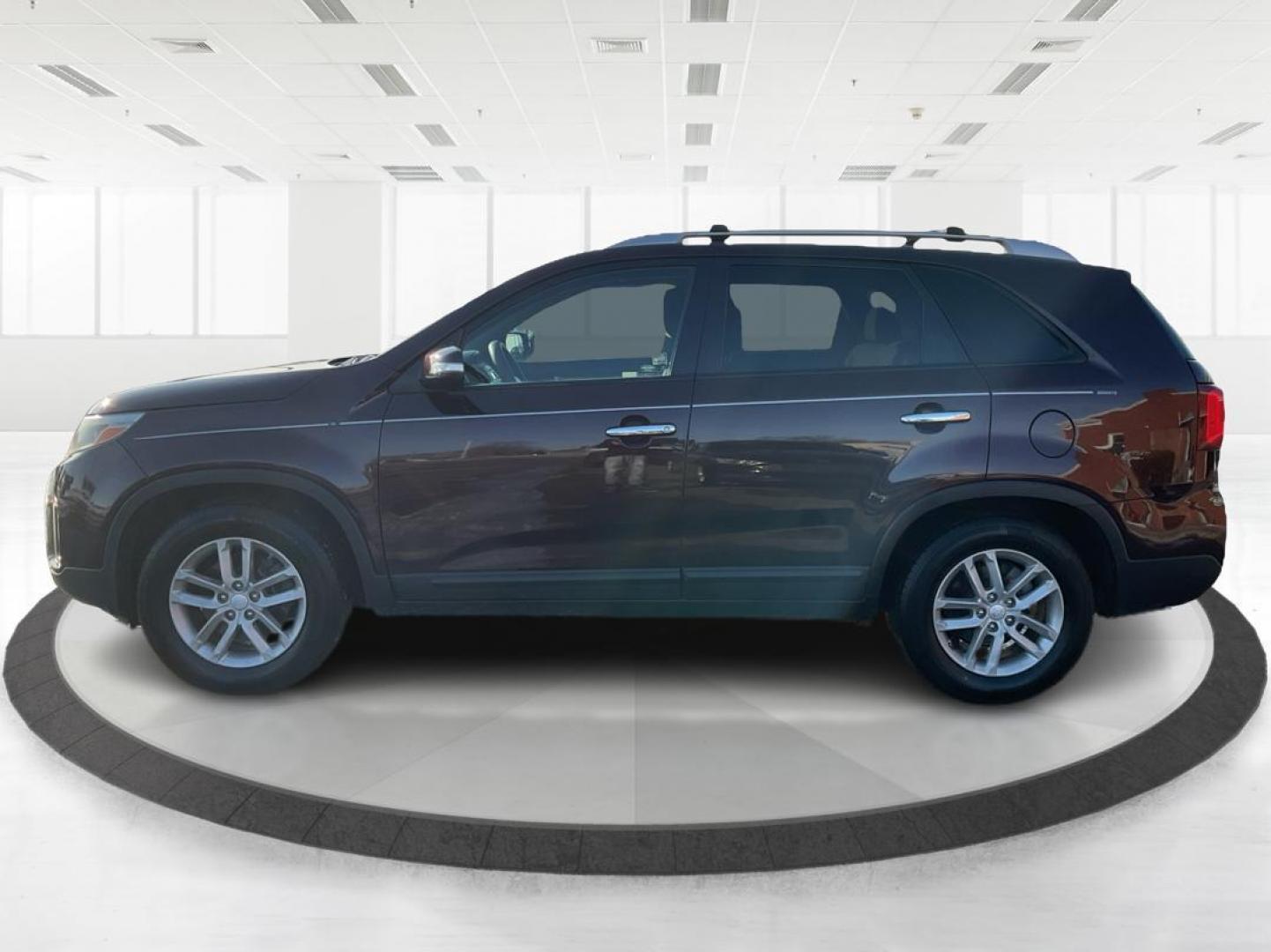 2014 Kia Sorento LX 2WD (5XYKT3A63EG) with an 2.4L L4 DOHC 16V engine, 6-Speed Automatic transmission, located at 1230 East Main St, Xenia, OH, 45385, (937) 908-9800, 39.688042, -83.910538 - Photo#5