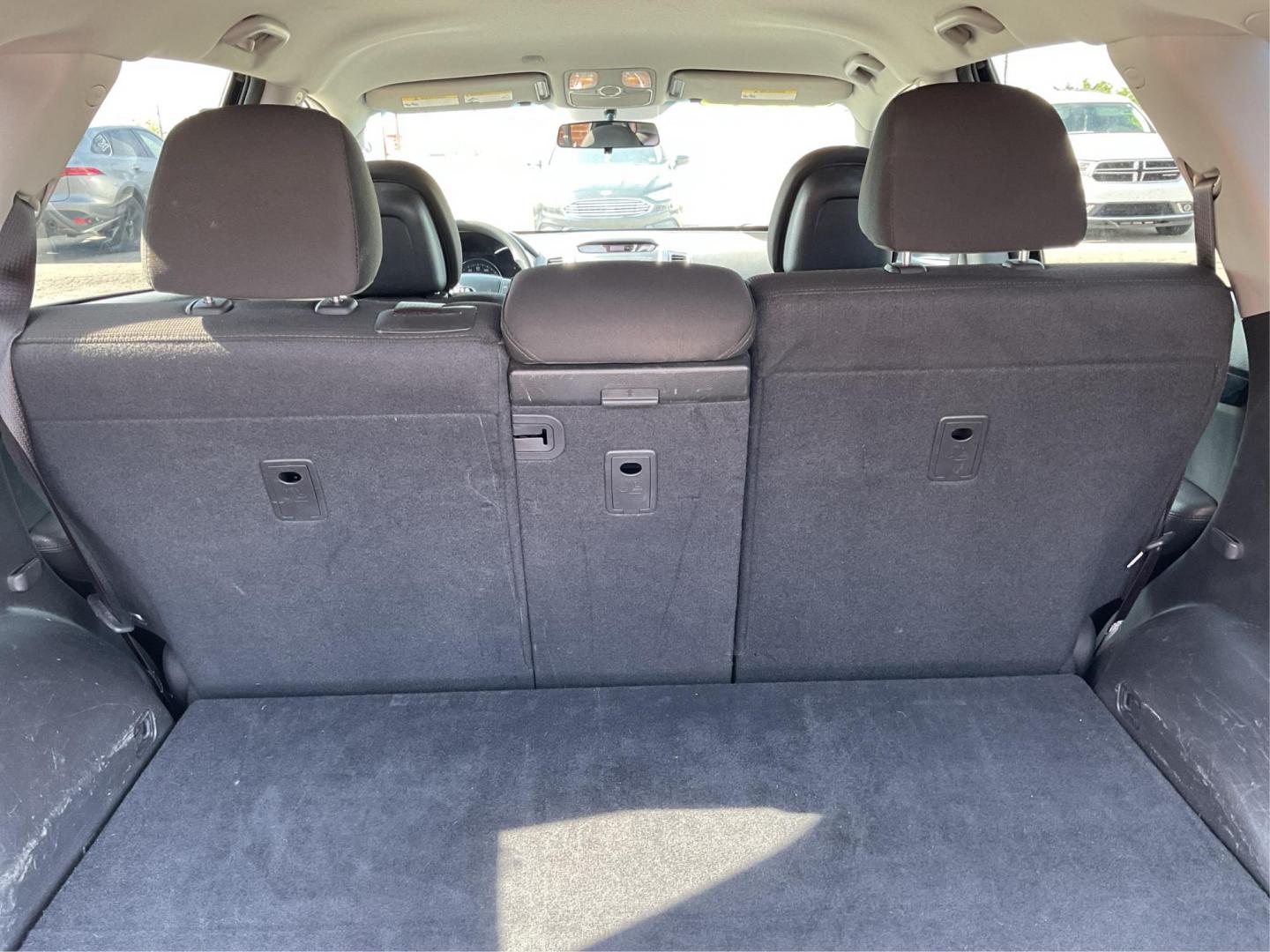 2014 Kia Sorento LX (5XYKT3A69EG) with an 2.4L I-4 gasoline direct injection engine, located at 1230 East Main St, Xenia, OH, 45385, (937) 908-9800, 39.688042, -83.910538 - Photo#11