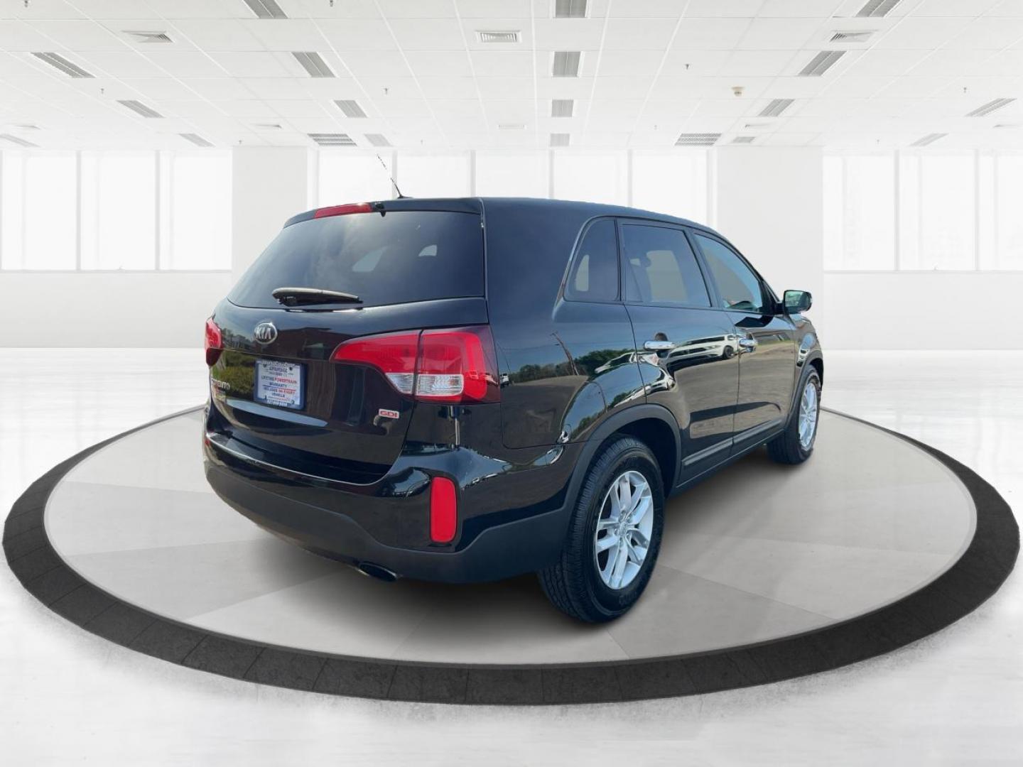 2014 Kia Sorento LX (5XYKT3A69EG) with an 2.4L I-4 gasoline direct injection engine, located at 1230 East Main St, Xenia, OH, 45385, (937) 908-9800, 39.688042, -83.910538 - Photo#2