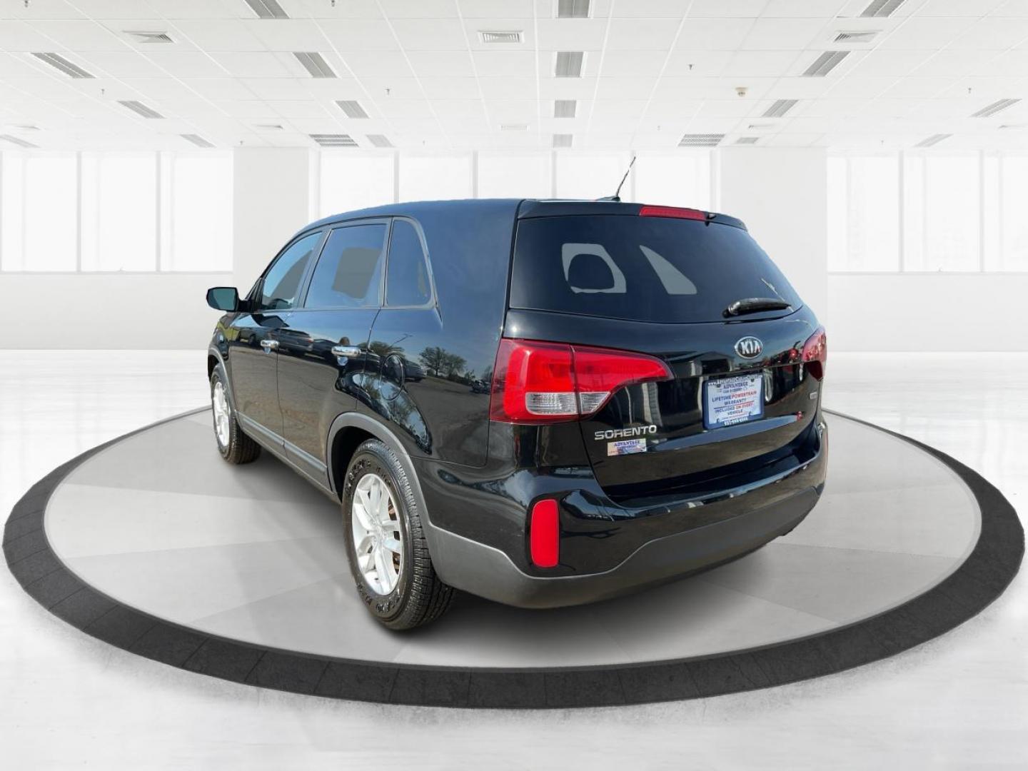 2014 Kia Sorento LX (5XYKT3A69EG) with an 2.4L I-4 gasoline direct injection engine, located at 1230 East Main St, Xenia, OH, 45385, (937) 908-9800, 39.688042, -83.910538 - Photo#4