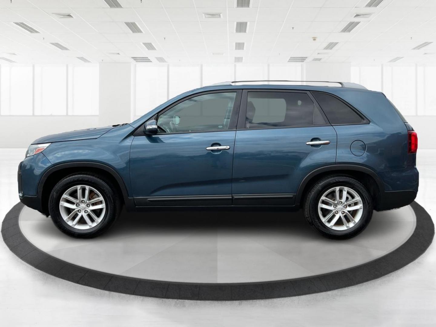 2014 Kia Sorento LX (5XYKT3A66EG) with an 2.4L I-4 gasoline direct injection engine, located at 1951 S Dayton Lakeview Rd., New Carlisle, OH, 45344, (937) 908-9800, 39.890999, -84.050255 - Photo#5