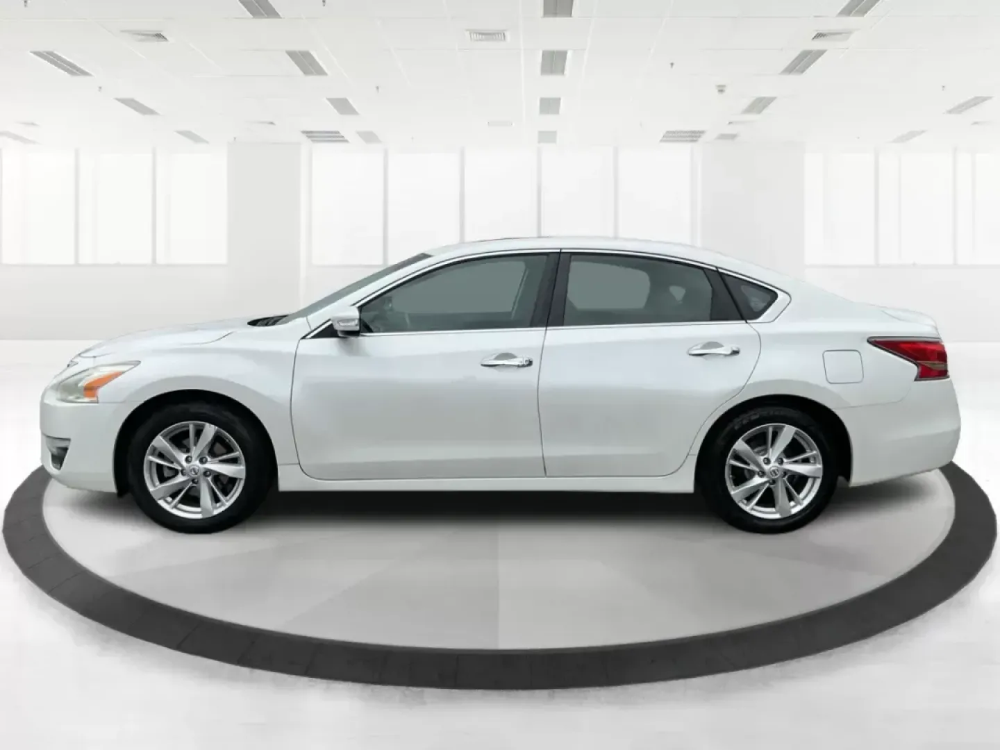 2014 Nissan Altima 2.5 SV (1N4AL3AP8EC) with an 2.5L I-4 DOHC engine, located at 1951 S Dayton Lakeview Rd., New Carlisle, OH, 45344, (937) 908-9800, 39.890999, -84.050255 - Photo#5
