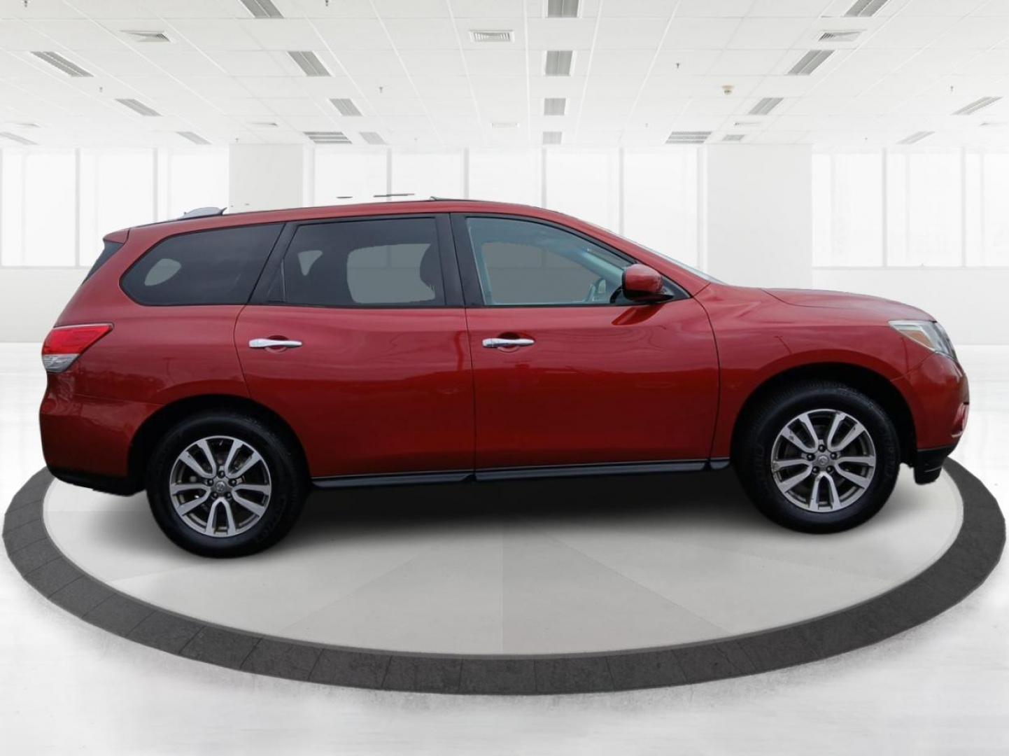 2014 Nissan Pathfinder SV 4WD (5N1AR2MMXEC) with an 3.5L V6 DOHC 24V engine, Continuously Variable Transmission transmission, located at 401 Woodman Dr, Riverside, OH, 45431, (937) 908-9800, 39.761024, -84.120956 - Photo#1