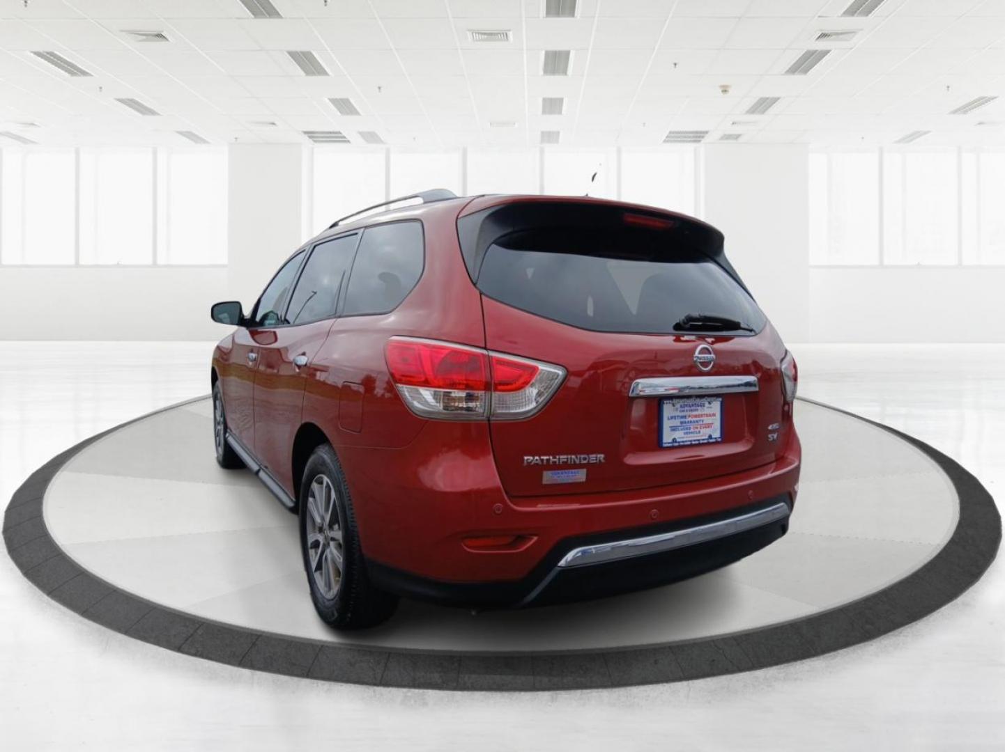 2014 Nissan Pathfinder SV 4WD (5N1AR2MMXEC) with an 3.5L V6 DOHC 24V engine, Continuously Variable Transmission transmission, located at 401 Woodman Dr, Riverside, OH, 45431, (937) 908-9800, 39.761024, -84.120956 - Photo#4