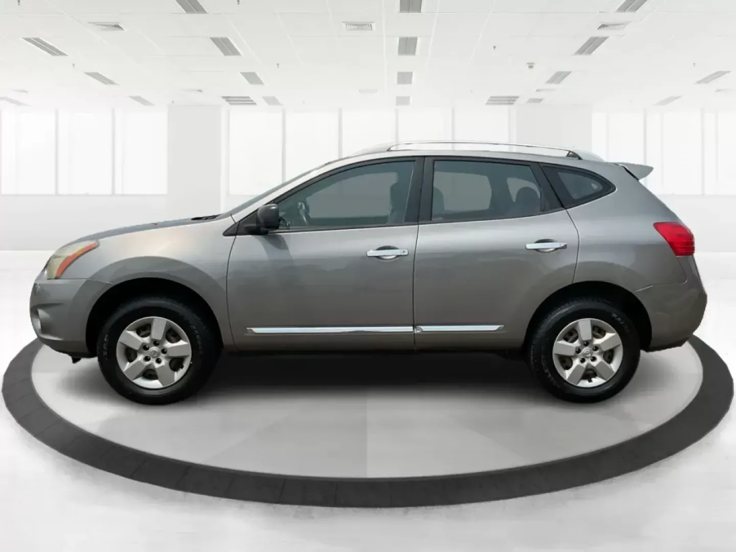2014 Platinum Graphite Nissan Rogue Select S AWD (JN8AS5MV4EW) with an 2.5L L4 DOHC 16V engine, Continuously Variable Transmission transmission, located at 1184 Kauffman Ave, Fairborn, OH, 45324, (937) 908-9800, 39.807072, -84.031563 - Photo#5