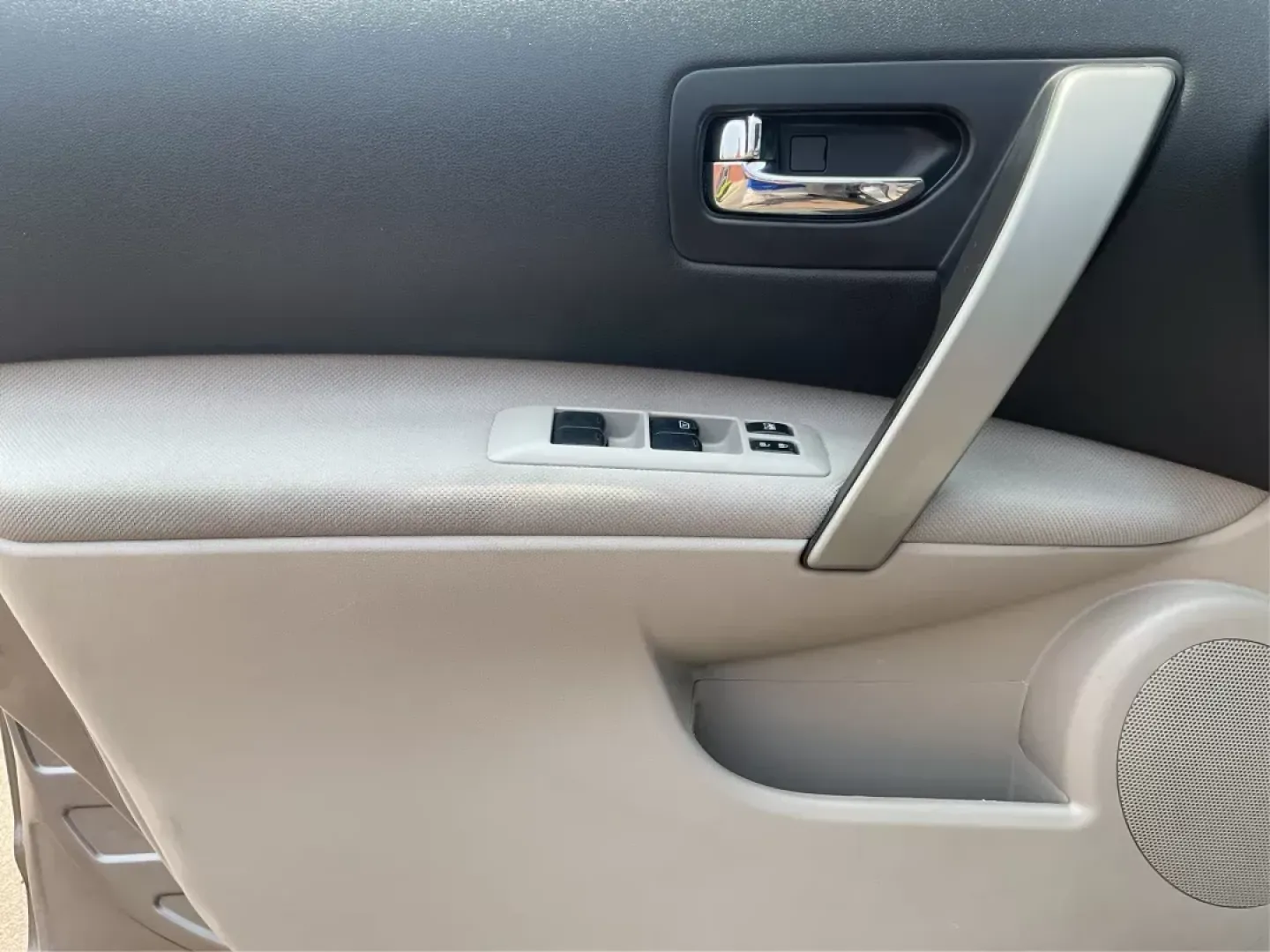 2014 Platinum Graphite Nissan Rogue Select S AWD (JN8AS5MV4EW) with an 2.5L L4 DOHC 16V engine, Continuously Variable Transmission transmission, located at 1184 Kauffman Ave, Fairborn, OH, 45324, (937) 908-9800, 39.807072, -84.031563 - Photo#16