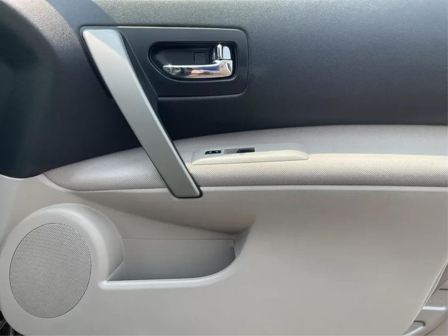 2014 Platinum Graphite Nissan Rogue Select S AWD (JN8AS5MV4EW) with an 2.5L L4 DOHC 16V engine, Continuously Variable Transmission transmission, located at 1184 Kauffman Ave, Fairborn, OH, 45324, (937) 908-9800, 39.807072, -84.031563 - Photo#17