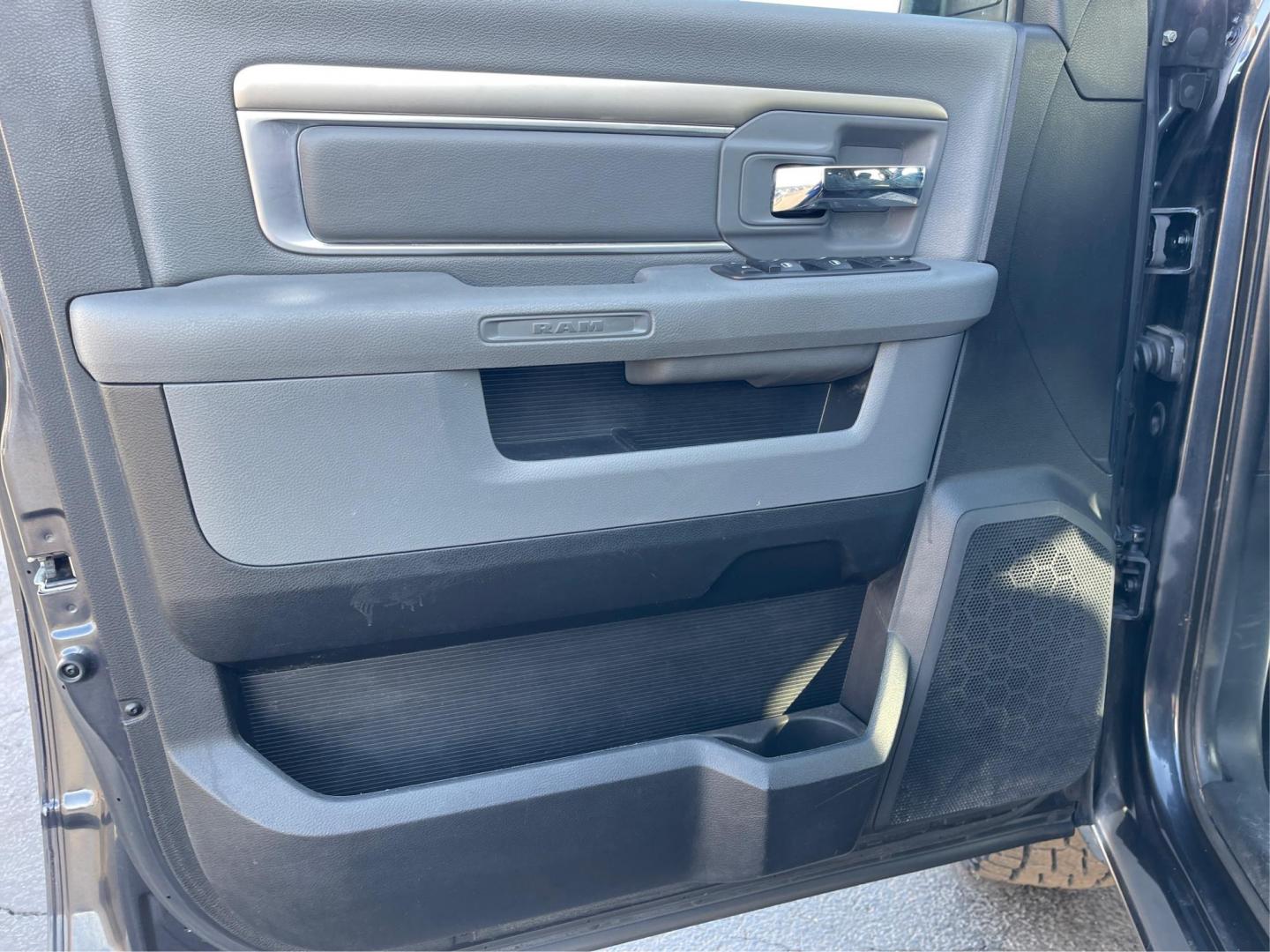 2014 Ram 1500 SLT Quad Cab 4WD (1C6RR7GT7ES) with an 5.7L V8 OHV 16V engine, 8-Speed Automatic transmission, located at 880 E. National Road, OH, 45377, (937) 908-9800, 39.891918, -84.183975 - Photo#18