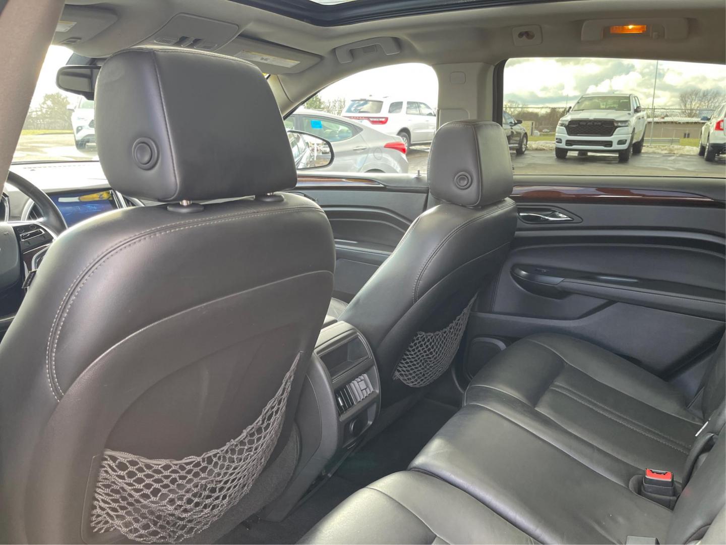 2015 Graphite Metallic Cadillac SRX Luxury Collection FWD (3GYFNBE3XFS) with an 3.6L V6 DOHC 24V FFV engine, 6-Speed Automatic transmission, located at 1951 S Dayton Lakeview Rd., New Carlisle, OH, 45344, (937) 908-9800, 39.890999, -84.050255 - Photo#9