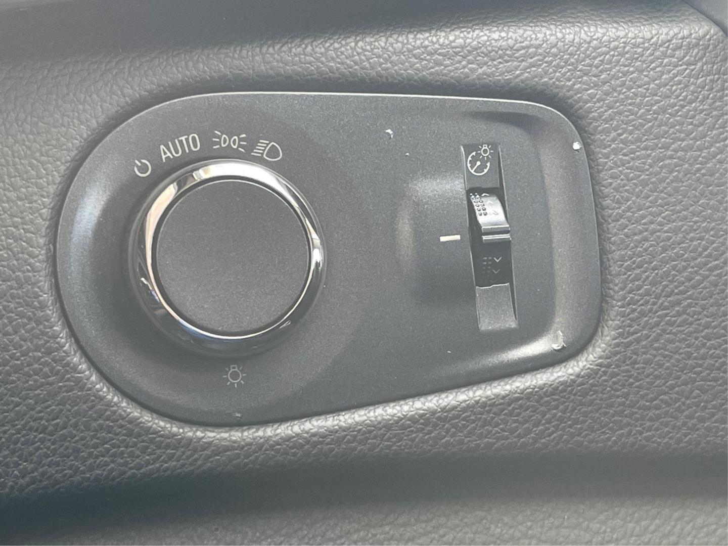 2015 Graphite Metallic Cadillac SRX Luxury Collection FWD (3GYFNBE3XFS) with an 3.6L V6 DOHC 24V FFV engine, 6-Speed Automatic transmission, located at 1951 S Dayton Lakeview Rd., New Carlisle, OH, 45344, (937) 908-9800, 39.890999, -84.050255 - Photo#16