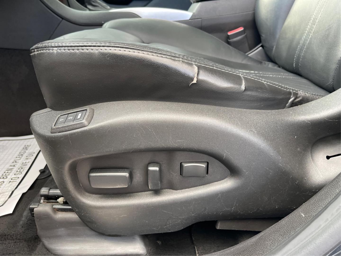 2015 Graphite Metallic Cadillac SRX Luxury Collection FWD (3GYFNBE3XFS) with an 3.6L V6 DOHC 24V FFV engine, 6-Speed Automatic transmission, located at 1951 S Dayton Lakeview Rd., New Carlisle, OH, 45344, (937) 908-9800, 39.890999, -84.050255 - Photo#17