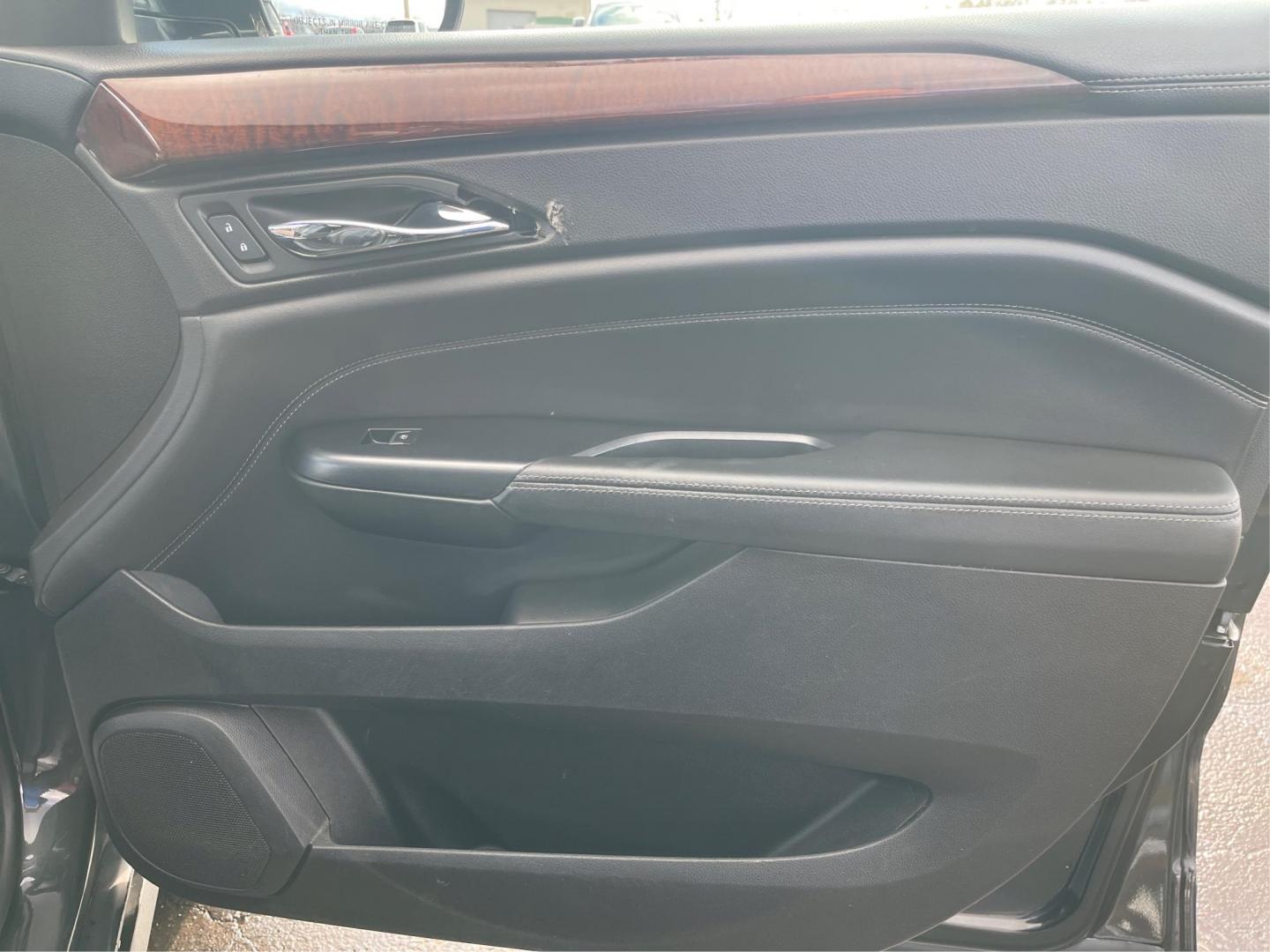 2015 Graphite Metallic Cadillac SRX Luxury Collection FWD (3GYFNBE3XFS) with an 3.6L V6 DOHC 24V FFV engine, 6-Speed Automatic transmission, located at 1951 S Dayton Lakeview Rd., New Carlisle, OH, 45344, (937) 908-9800, 39.890999, -84.050255 - Photo#19