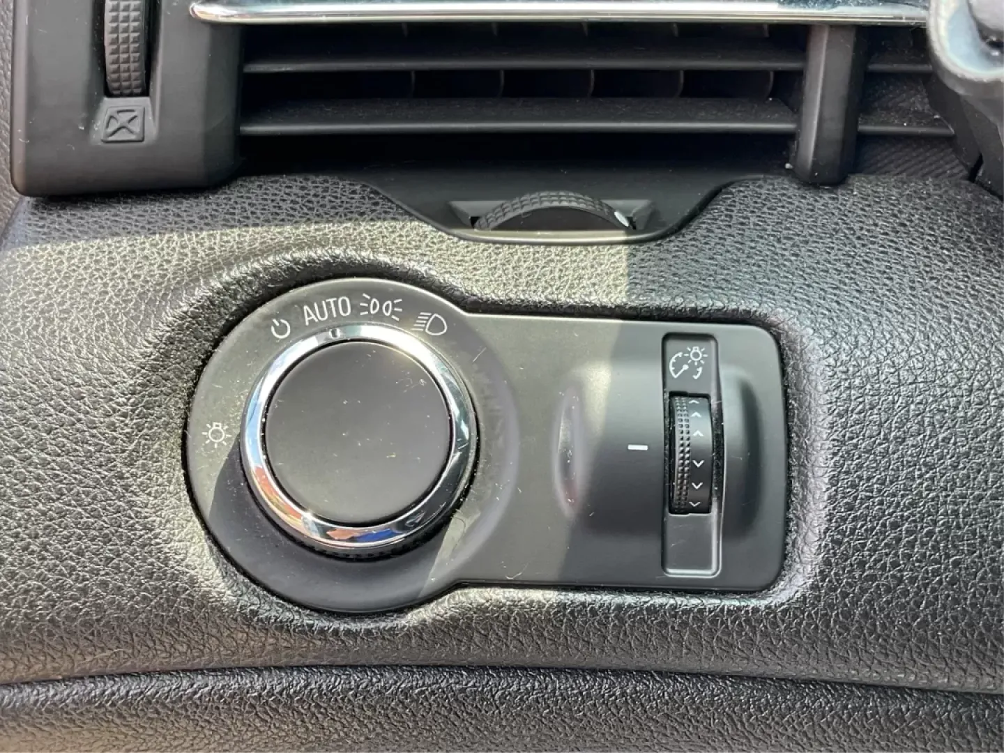 2015 Chevrolet Malibu 1LT (1G11C5SL9FU) with an ECOTEC 2.5L I-4 gasoline direct injection engine, located at 4508 South Dixie Dr, Moraine, OH, 45439, (937) 908-9800, 39.807072, -84.031563 - Photo#16