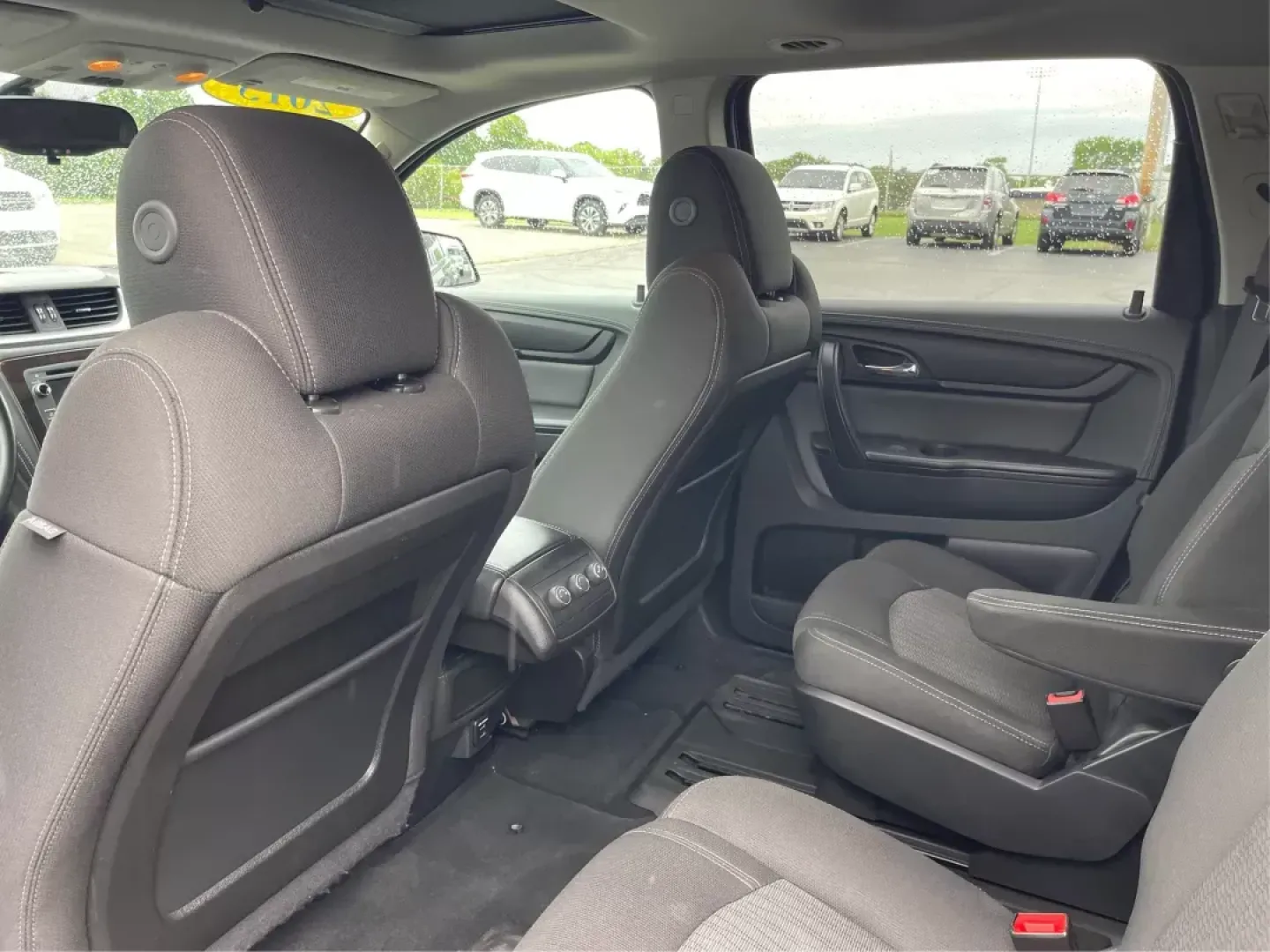 2015 Chevrolet Traverse 1LT (1GNKVGKD8FJ) with an 3.6L V-6 gasoline direct injection engine, located at 1184 Kauffman Ave, Fairborn, OH, 45324, (937) 908-9800, 39.807072, -84.031563 - Photo#9