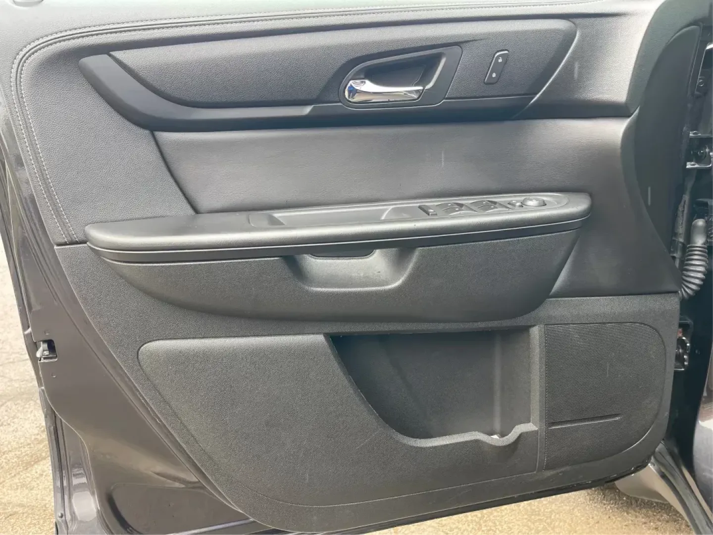 2015 Chevrolet Traverse 1LT (1GNKVGKD8FJ) with an 3.6L V-6 gasoline direct injection engine, located at 1184 Kauffman Ave, Fairborn, OH, 45324, (937) 908-9800, 39.807072, -84.031563 - Photo#18