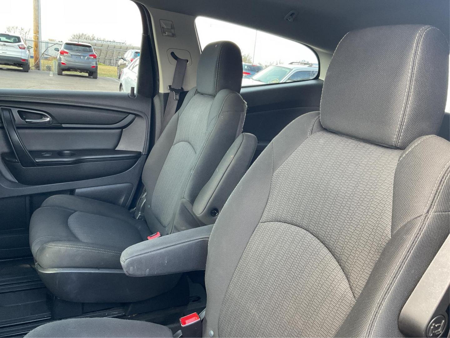 2015 Chevrolet Traverse 1LT (1GNKVGKD9FJ) with an 3.6L V-6 gasoline direct injection engine, located at 401 Woodman Dr, Riverside, OH, 45431, (937) 908-9800, 39.761024, -84.120956 - Photo#9