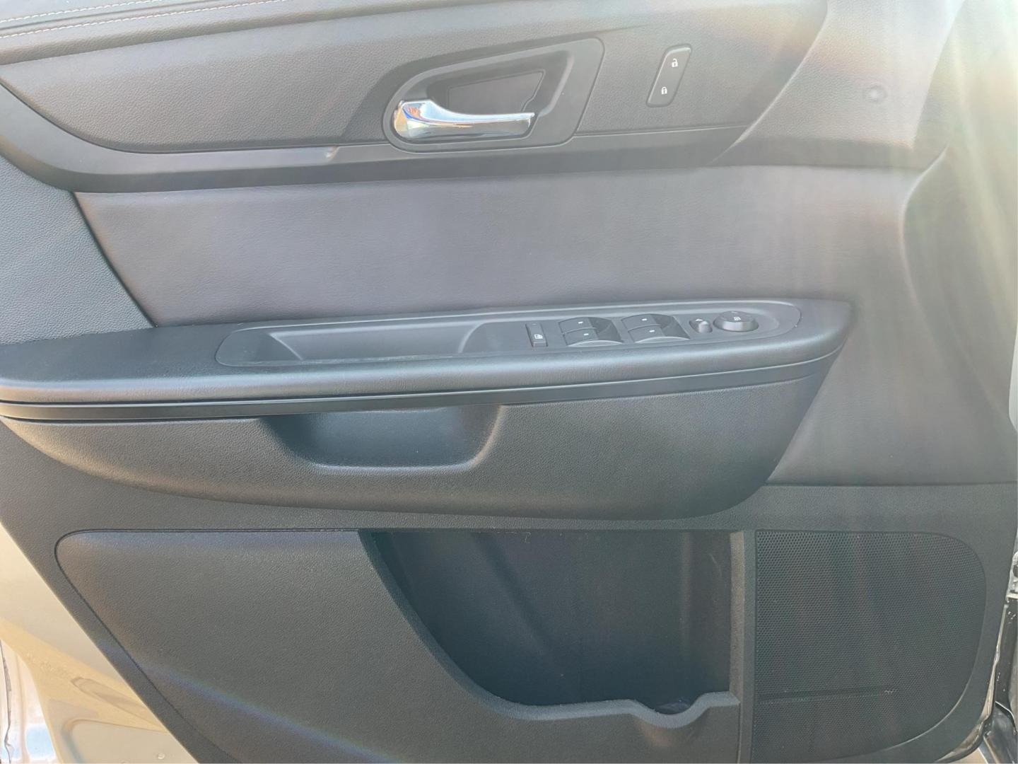 2015 Chevrolet Traverse 1LT (1GNKVGKD9FJ) with an 3.6L V-6 gasoline direct injection engine, located at 401 Woodman Dr, Riverside, OH, 45431, (937) 908-9800, 39.761024, -84.120956 - Photo#17