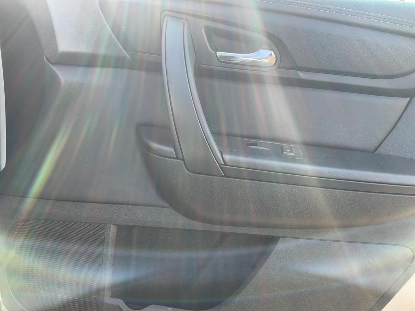 2015 Chevrolet Traverse 1LT (1GNKVGKD9FJ) with an 3.6L V-6 gasoline direct injection engine, located at 401 Woodman Dr, Riverside, OH, 45431, (937) 908-9800, 39.761024, -84.120956 - Photo#18
