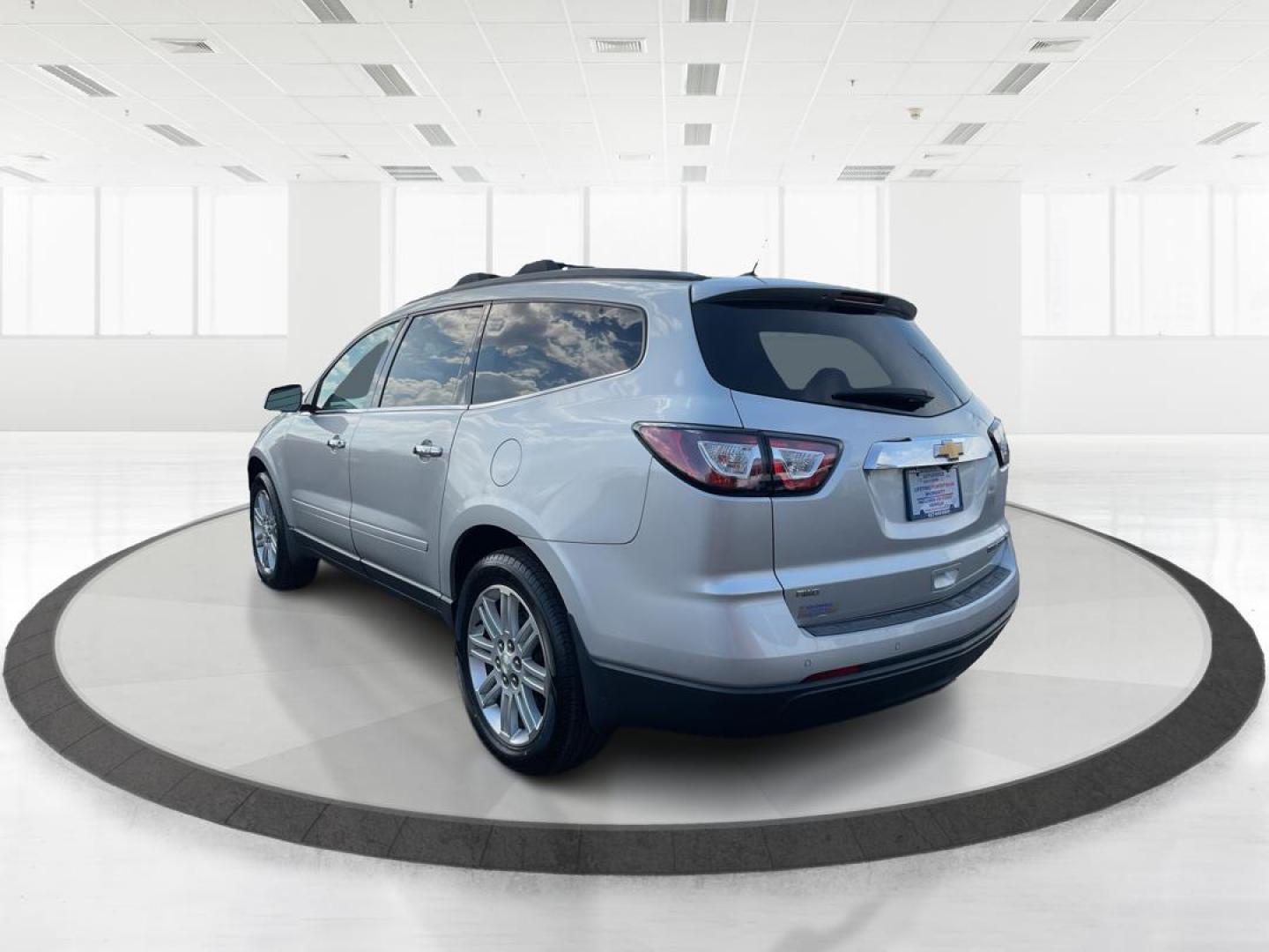 2015 Chevrolet Traverse 1LT (1GNKVGKD9FJ) with an 3.6L V-6 gasoline direct injection engine, located at 401 Woodman Dr, Riverside, OH, 45431, (937) 908-9800, 39.761024, -84.120956 - Photo#4
