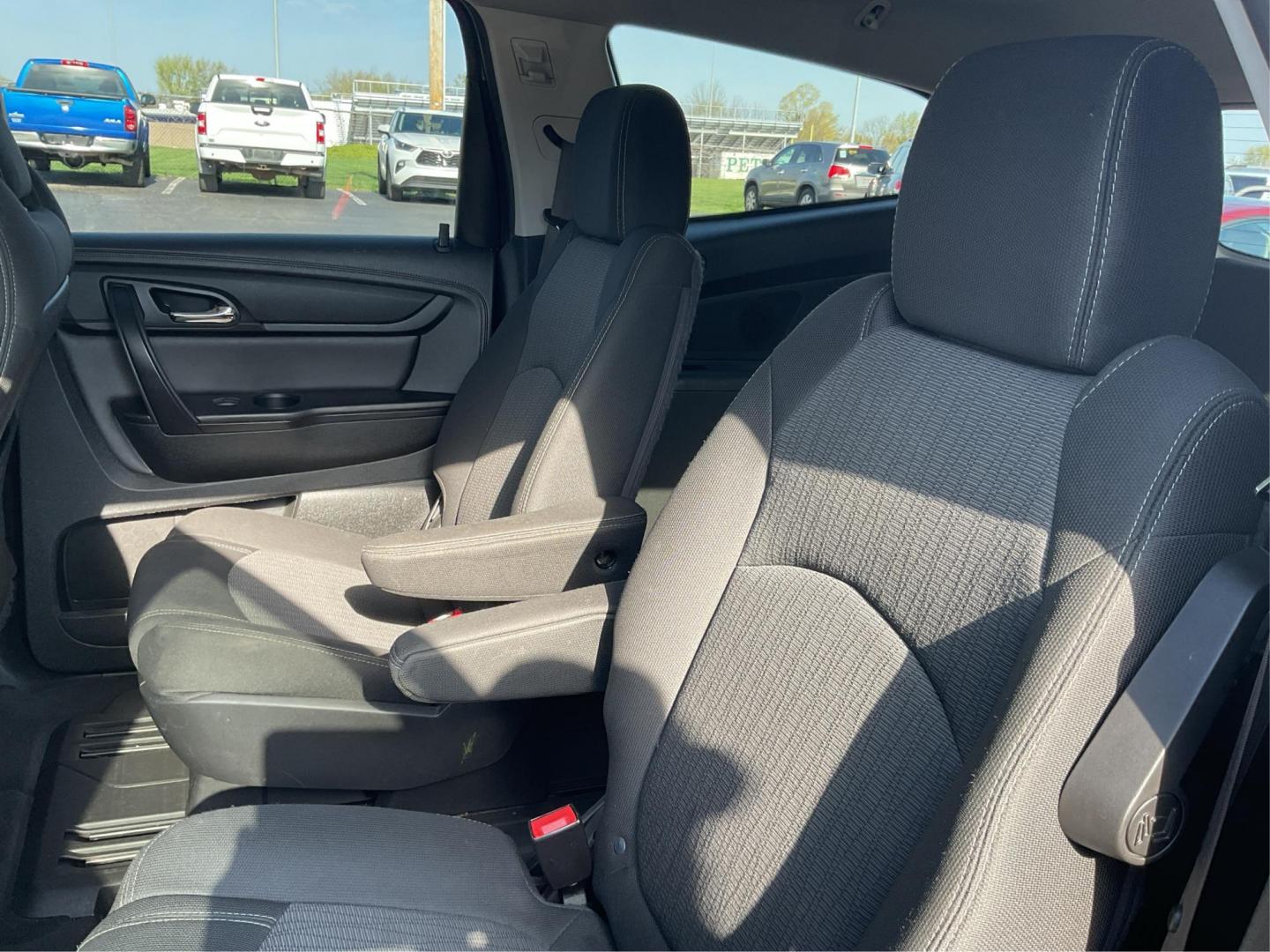 2015 Chevrolet Traverse 2LT (1GNKRHKD0FJ) with an 3.6L V-6 gasoline direct injection engine, located at 1099 N County Rd 25A , Troy, OH, 45373, (937) 908-9800, 40.057041, -84.215462 - Photo#9