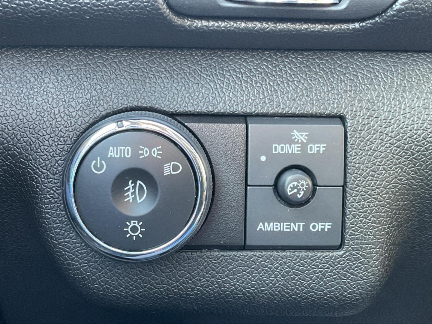 2015 Chevrolet Traverse 2LT (1GNKRHKD0FJ) with an 3.6L V-6 gasoline direct injection engine, located at 1099 N County Rd 25A , Troy, OH, 45373, (937) 908-9800, 40.057041, -84.215462 - Photo#15