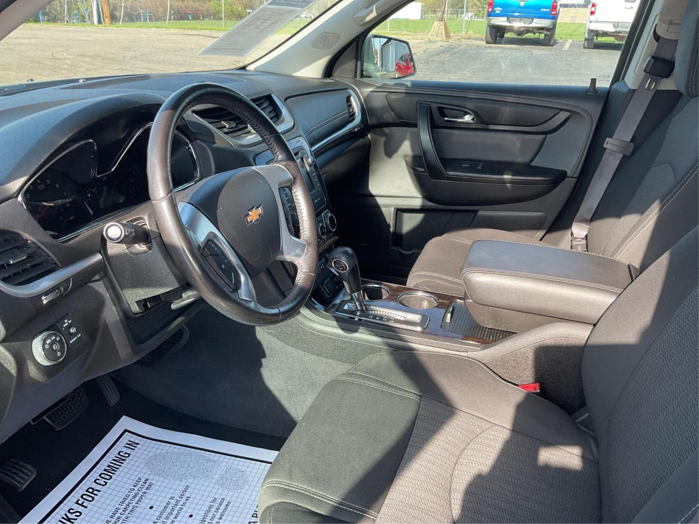2015 Chevrolet Traverse 2LT (1GNKRHKD0FJ) with an 3.6L V-6 gasoline direct injection engine, located at 1099 N County Rd 25A , Troy, OH, 45373, (937) 908-9800, 40.057041, -84.215462 - Photo#8