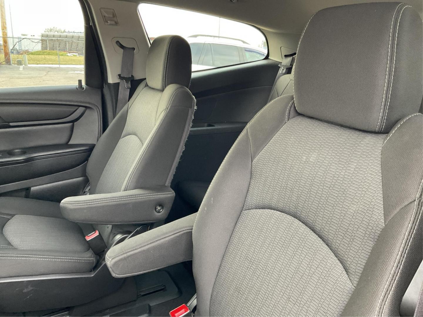 2015 Chevrolet Traverse 1LT (1GNKVGKD3FJ) with an 3.6L V-6 gasoline direct injection engine, located at 1951 S Dayton Lakeview Rd., New Carlisle, OH, 45344, (937) 908-9800, 39.890999, -84.050255 - Photo#9