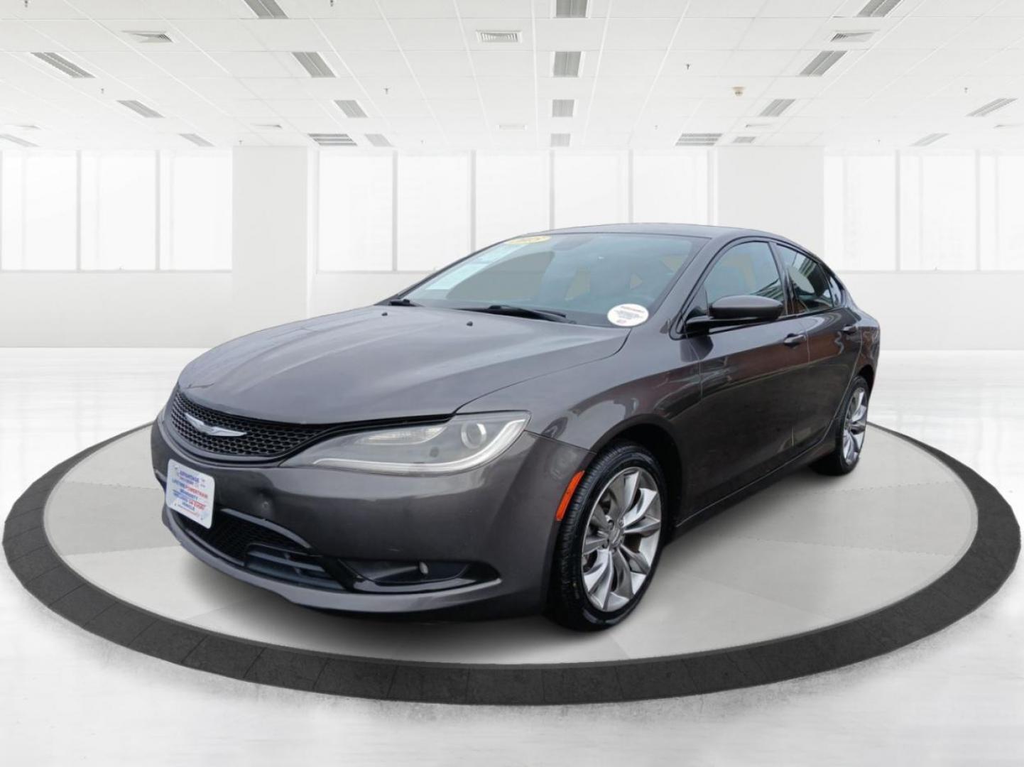 2015 Chrysler 200 S AWD (1C3CCCDG7FN) with an 3.6L V6 DOHC 24V FFV engine, 9-Speed Automatic transmission, located at 401 Woodman Dr, Riverside, OH, 45431, (937) 908-9800, 39.761024, -84.120956 - Photo#7