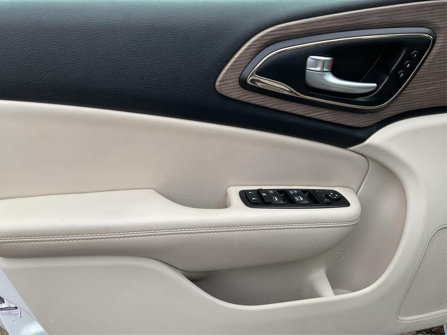 2015 Chrysler 200 C AWD (1C3CCCEG0FN) with an Other engine, located at 880 E. National Road, OH, 45377, (937) 908-9800, 39.891918, -84.183975 - Photo#18