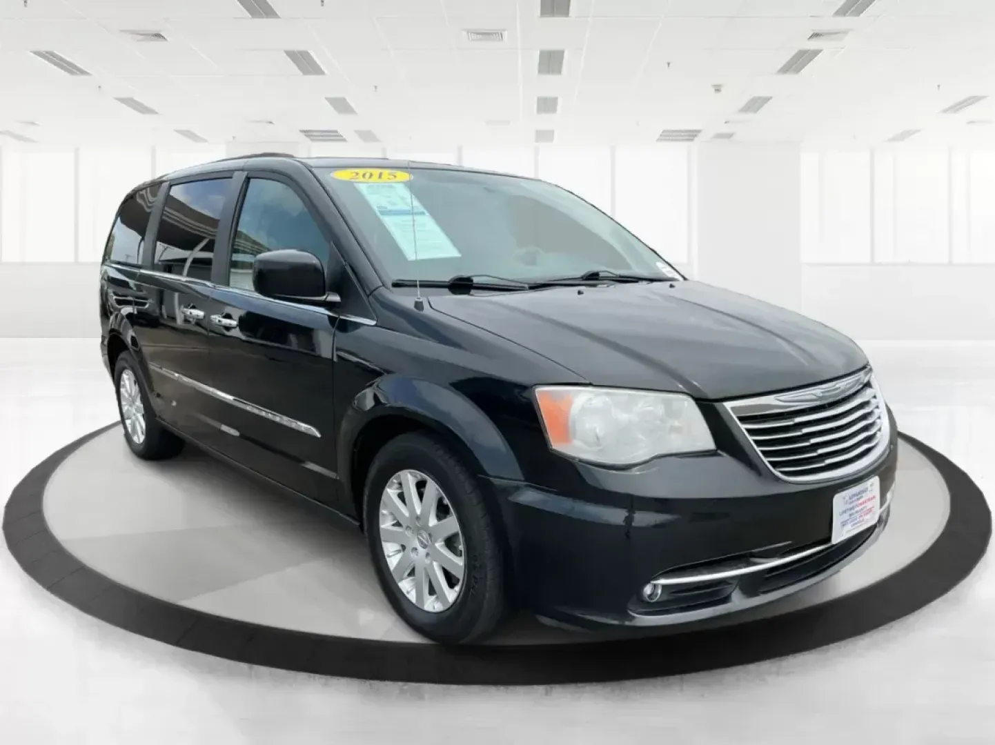 2015 Chrysler Town and Country Touring (2C4RC1BG2FR) with an 3.6L V-6 DOHC engine, located at 1184 Kauffman Ave, Fairborn, OH, 45324, (937) 908-9800, 39.807072, -84.031563 - Photo#0