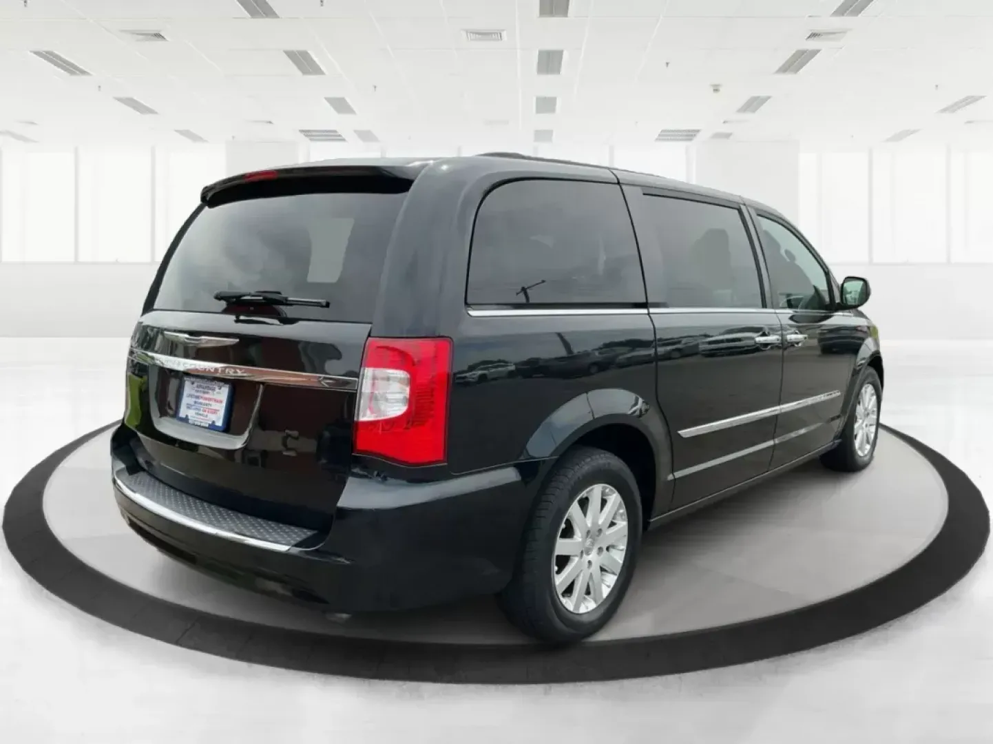 2015 Chrysler Town and Country Touring (2C4RC1BG2FR) with an 3.6L V-6 DOHC engine, located at 1184 Kauffman Ave, Fairborn, OH, 45324, (937) 908-9800, 39.807072, -84.031563 - Photo#1