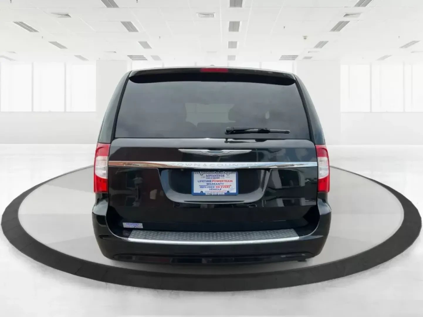 2015 Chrysler Town and Country Touring (2C4RC1BG2FR) with an 3.6L V-6 DOHC engine, located at 1184 Kauffman Ave, Fairborn, OH, 45324, (937) 908-9800, 39.807072, -84.031563 - Photo#2