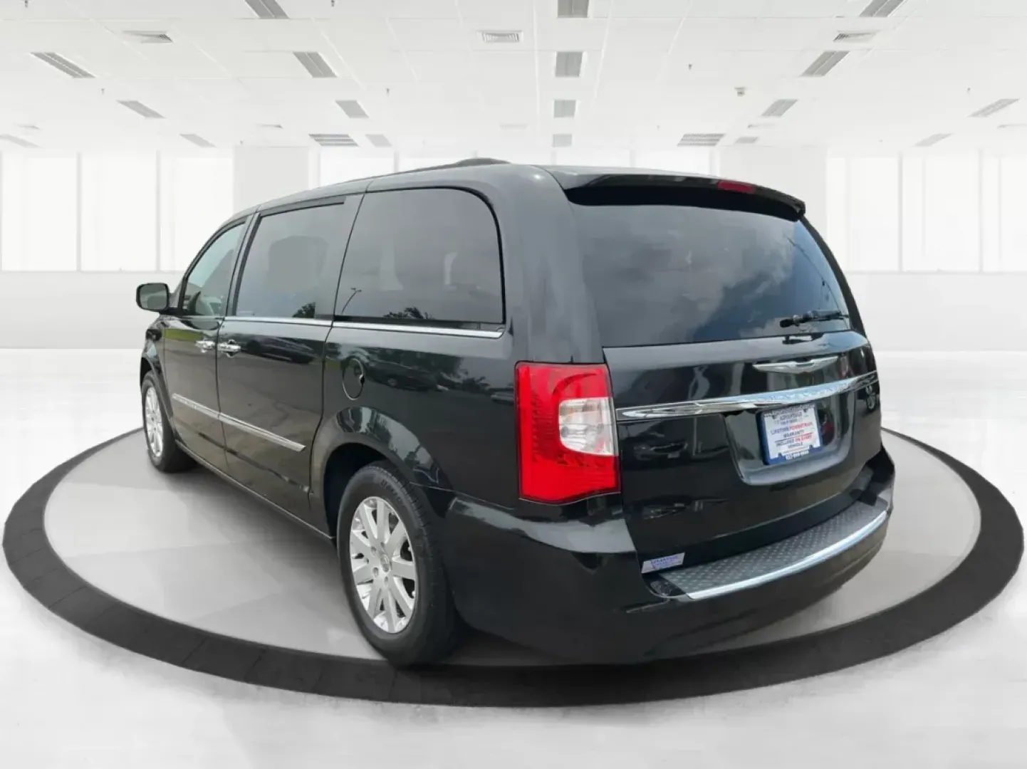 2015 Chrysler Town and Country Touring (2C4RC1BG2FR) with an 3.6L V-6 DOHC engine, located at 1184 Kauffman Ave, Fairborn, OH, 45324, (937) 908-9800, 39.807072, -84.031563 - Photo#4