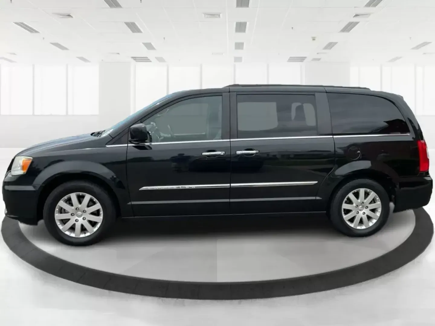 2015 Chrysler Town and Country Touring (2C4RC1BG2FR) with an 3.6L V-6 DOHC engine, located at 1184 Kauffman Ave, Fairborn, OH, 45324, (937) 908-9800, 39.807072, -84.031563 - Photo#5