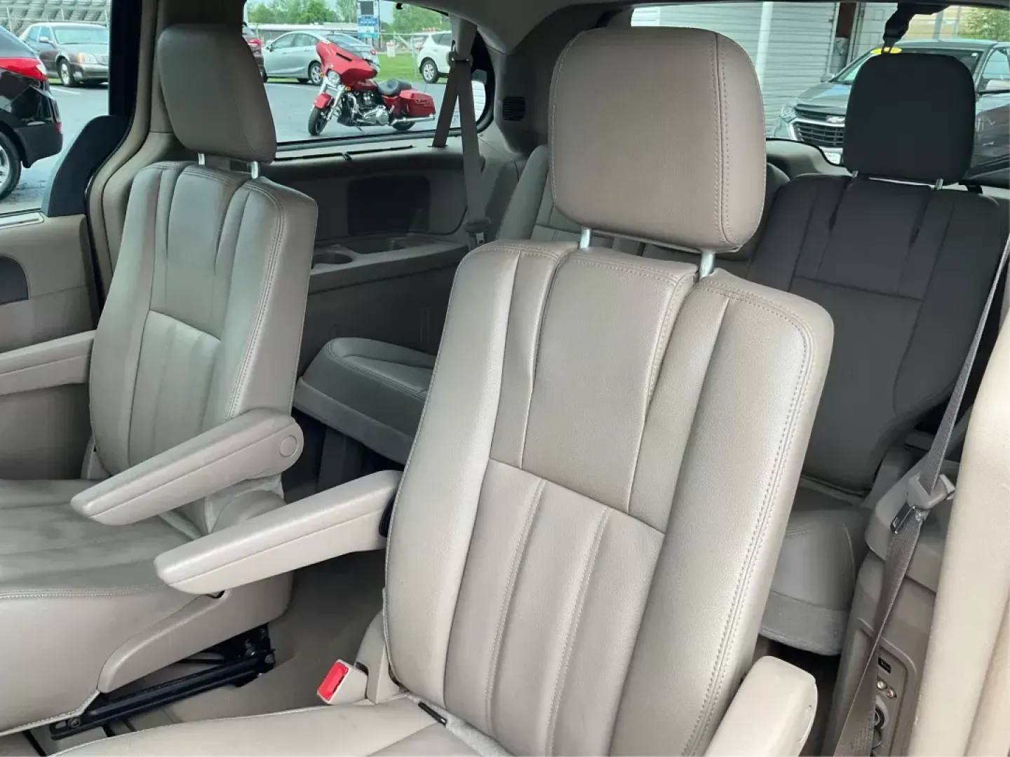 2015 Chrysler Town and Country Touring (2C4RC1BG2FR) with an 3.6L V-6 DOHC engine, located at 1184 Kauffman Ave, Fairborn, OH, 45324, (937) 908-9800, 39.807072, -84.031563 - Photo#9