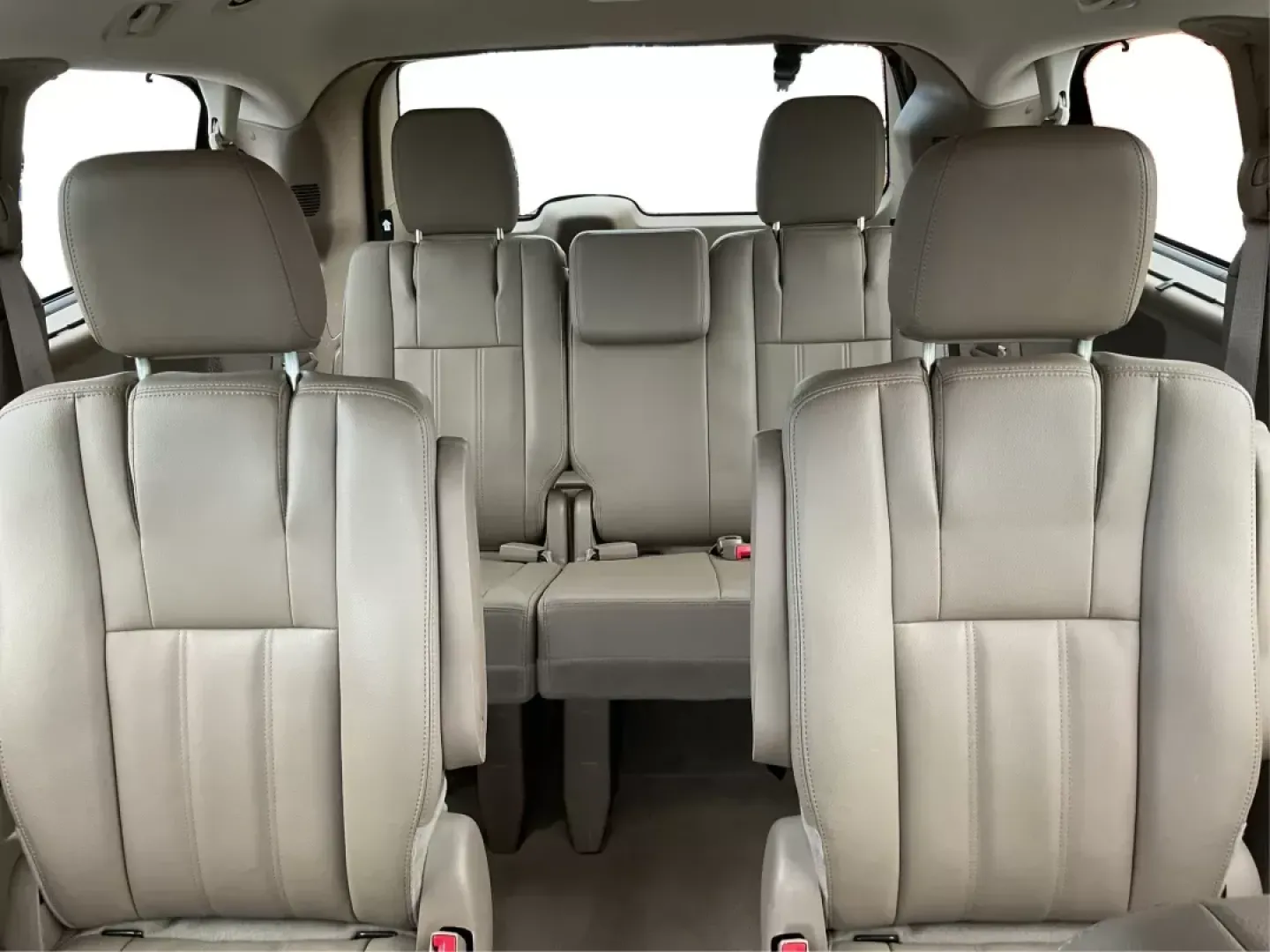 2015 Chrysler Town and Country Touring (2C4RC1BG2FR) with an 3.6L V-6 DOHC engine, located at 1184 Kauffman Ave, Fairborn, OH, 45324, (937) 908-9800, 39.807072, -84.031563 - Photo#13