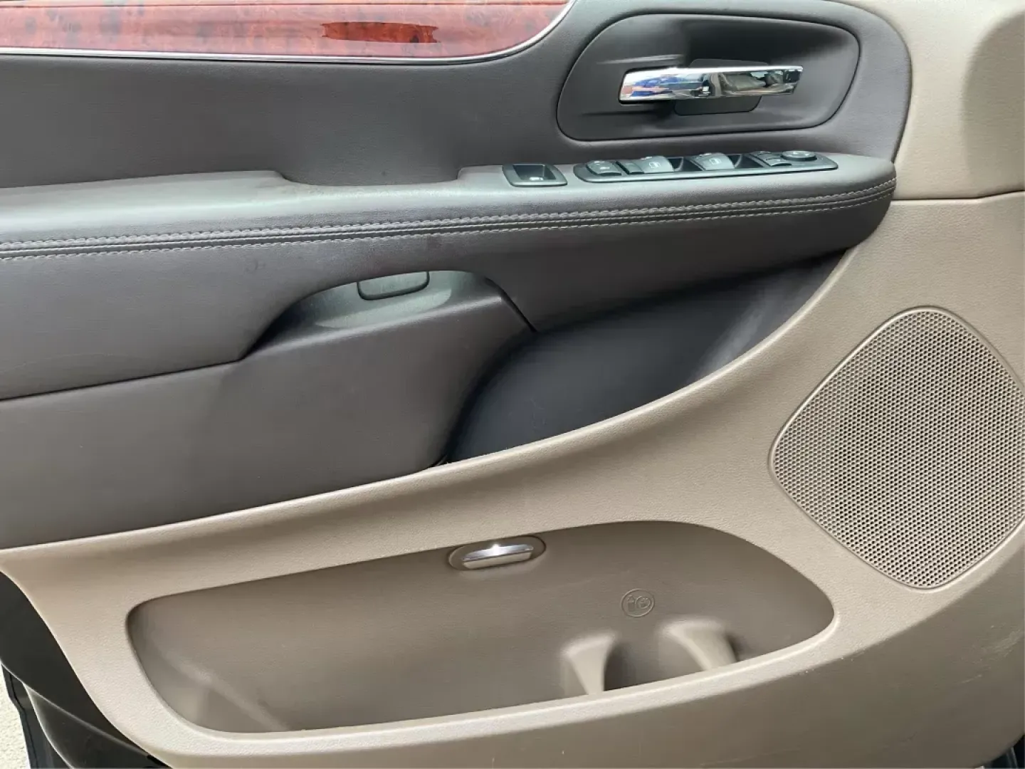 2015 Chrysler Town and Country Touring (2C4RC1BG2FR) with an 3.6L V-6 DOHC engine, located at 1184 Kauffman Ave, Fairborn, OH, 45324, (937) 908-9800, 39.807072, -84.031563 - Photo#18