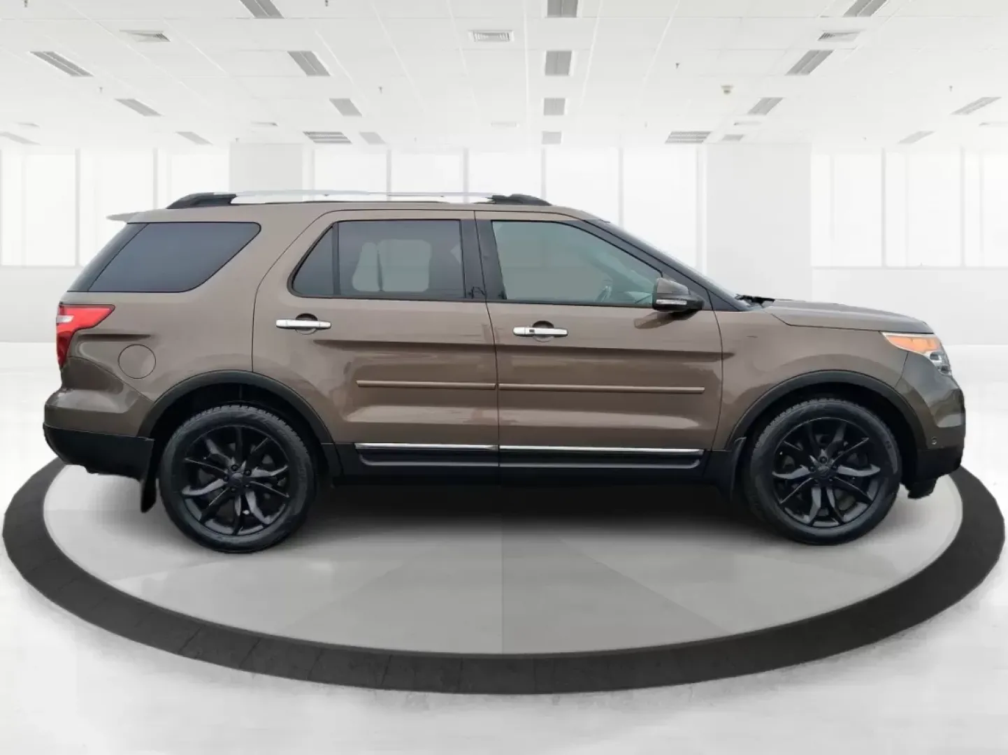 2015 Ford Explorer Limited (1FM5K8F85FG) with an 3.5L V-6 DOHC engine, located at 880 E. National Road, OH, 45377, (937) 908-9800, 39.891918, -84.183975 - Photo#1