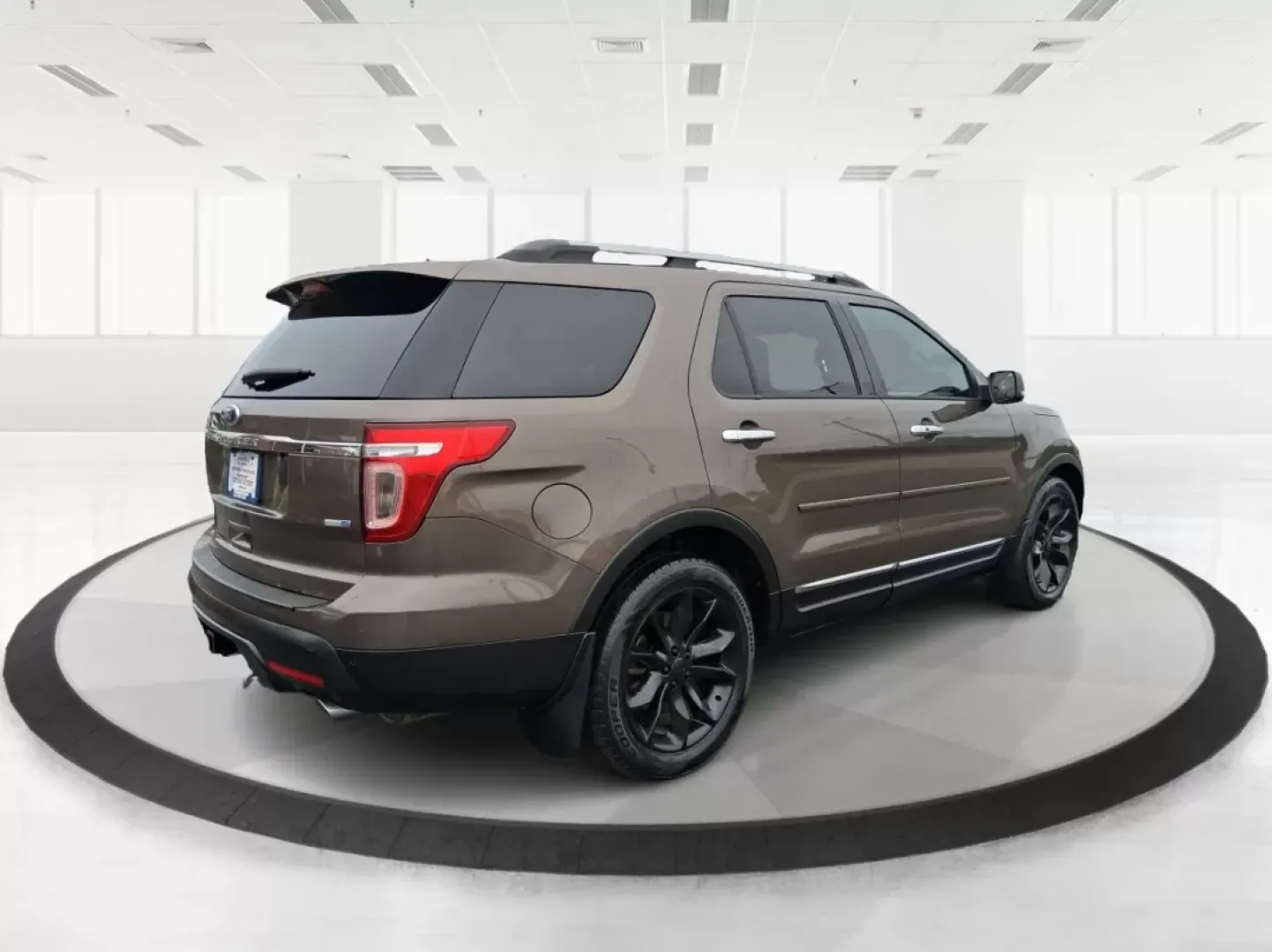 2015 Ford Explorer Limited (1FM5K8F85FG) with an 3.5L V-6 DOHC engine, located at 880 E. National Road, OH, 45377, (937) 908-9800, 39.891918, -84.183975 - Photo#2