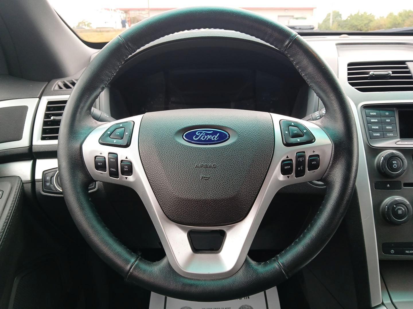 2015 Ford Explorer XLT FWD (1FM5K7D83FG) with an 3.5L V6 DOHC 24V engine, 6-Speed Automatic transmission, located at 880 E. National Road, OH, 45377, (937) 908-9800, 39.891918, -84.183975 - Photo#15