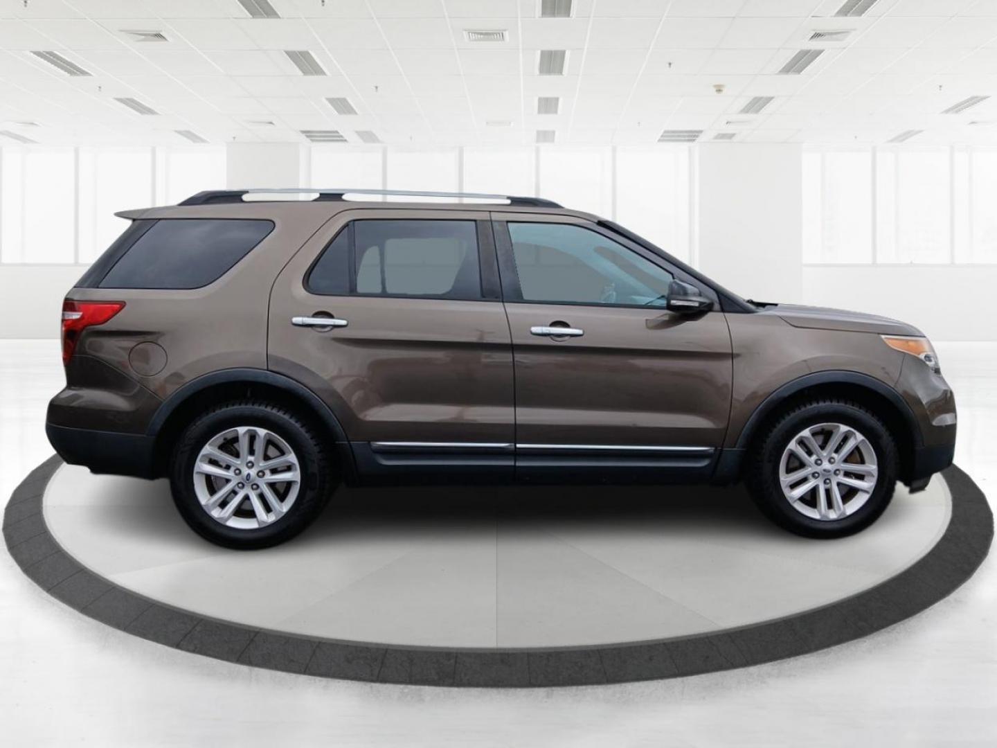 2015 Ford Explorer XLT FWD (1FM5K7D83FG) with an 3.5L V6 DOHC 24V engine, 6-Speed Automatic transmission, located at 880 E. National Road, OH, 45377, (937) 908-9800, 39.891918, -84.183975 - Photo#1