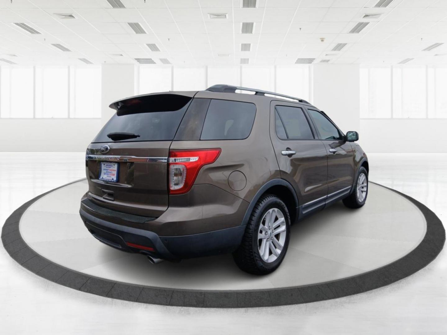 2015 Ford Explorer XLT FWD (1FM5K7D83FG) with an 3.5L V6 DOHC 24V engine, 6-Speed Automatic transmission, located at 880 E. National Road, OH, 45377, (937) 908-9800, 39.891918, -84.183975 - Photo#2