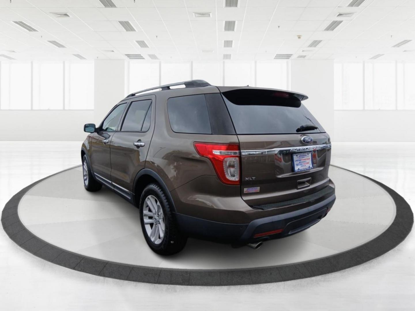 2015 Ford Explorer XLT FWD (1FM5K7D83FG) with an 3.5L V6 DOHC 24V engine, 6-Speed Automatic transmission, located at 880 E. National Road, OH, 45377, (937) 908-9800, 39.891918, -84.183975 - Photo#4