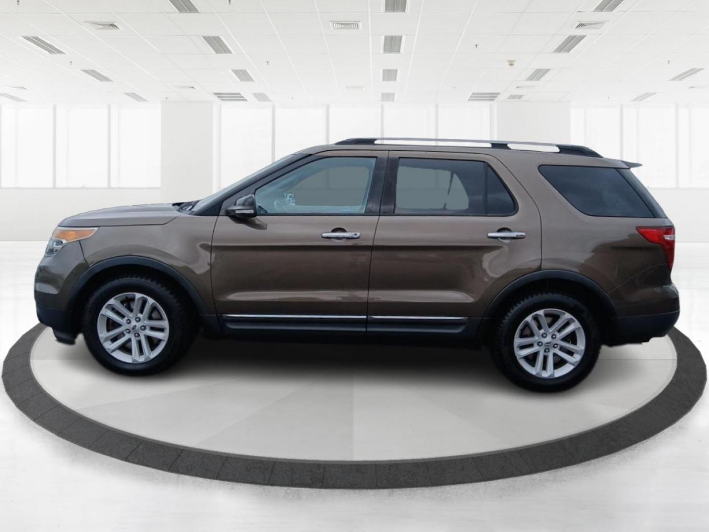 2015 Ford Explorer XLT FWD (1FM5K7D83FG) with an 3.5L V6 DOHC 24V engine, 6-Speed Automatic transmission, located at 880 E. National Road, OH, 45377, (937) 908-9800, 39.891918, -84.183975 - Photo#5