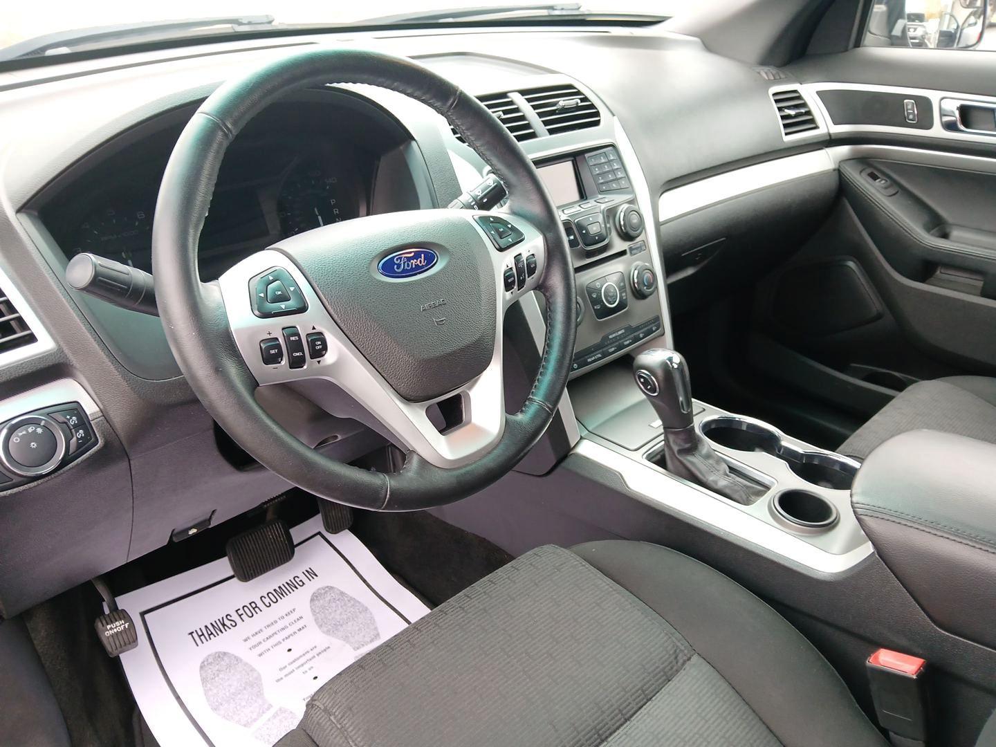 2015 Ford Explorer XLT FWD (1FM5K7D83FG) with an 3.5L V6 DOHC 24V engine, 6-Speed Automatic transmission, located at 880 E. National Road, OH, 45377, (937) 908-9800, 39.891918, -84.183975 - Photo#8