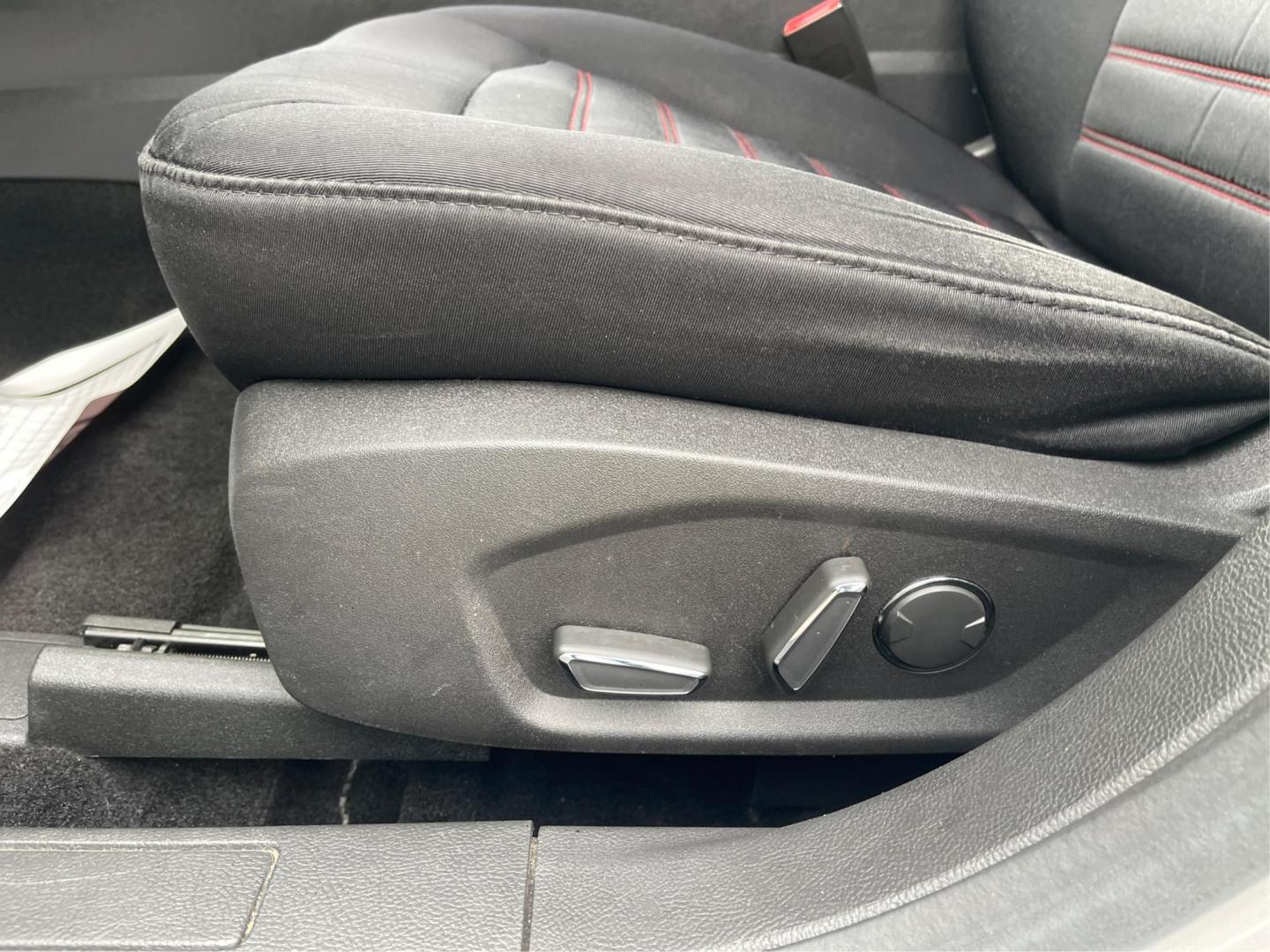 2015 Ford Fusion SE (3FA6P0H99FR) with an 2.0L L4 DOHC 16V engine, 6-Speed Automatic transmission, located at 1951 S Dayton Lakeview Rd., New Carlisle, OH, 45344, (937) 908-9800, 39.890999, -84.050255 - Photo#17