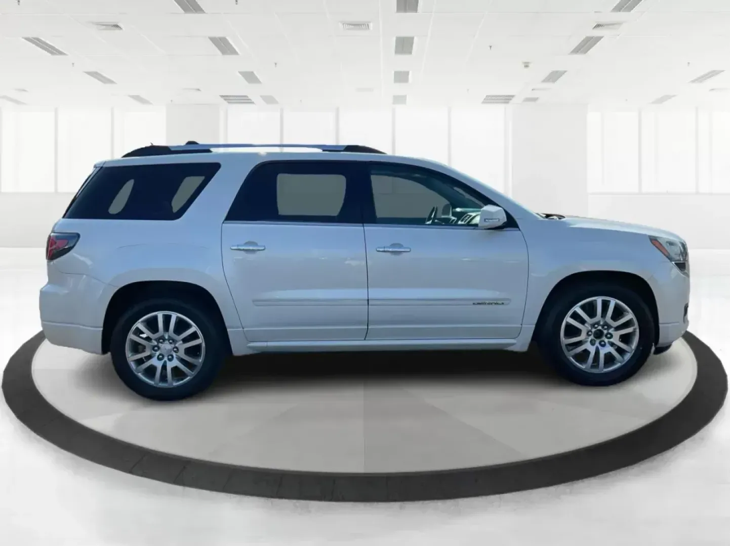 2015 GMC Acadia Denali (1GKKVTKD9FJ) with an 3.6L V-6 gasoline direct injection engine, located at 1230 East Main St, Xenia, OH, 45385, (937) 908-9800, 39.688042, -83.910538 - Photo#1