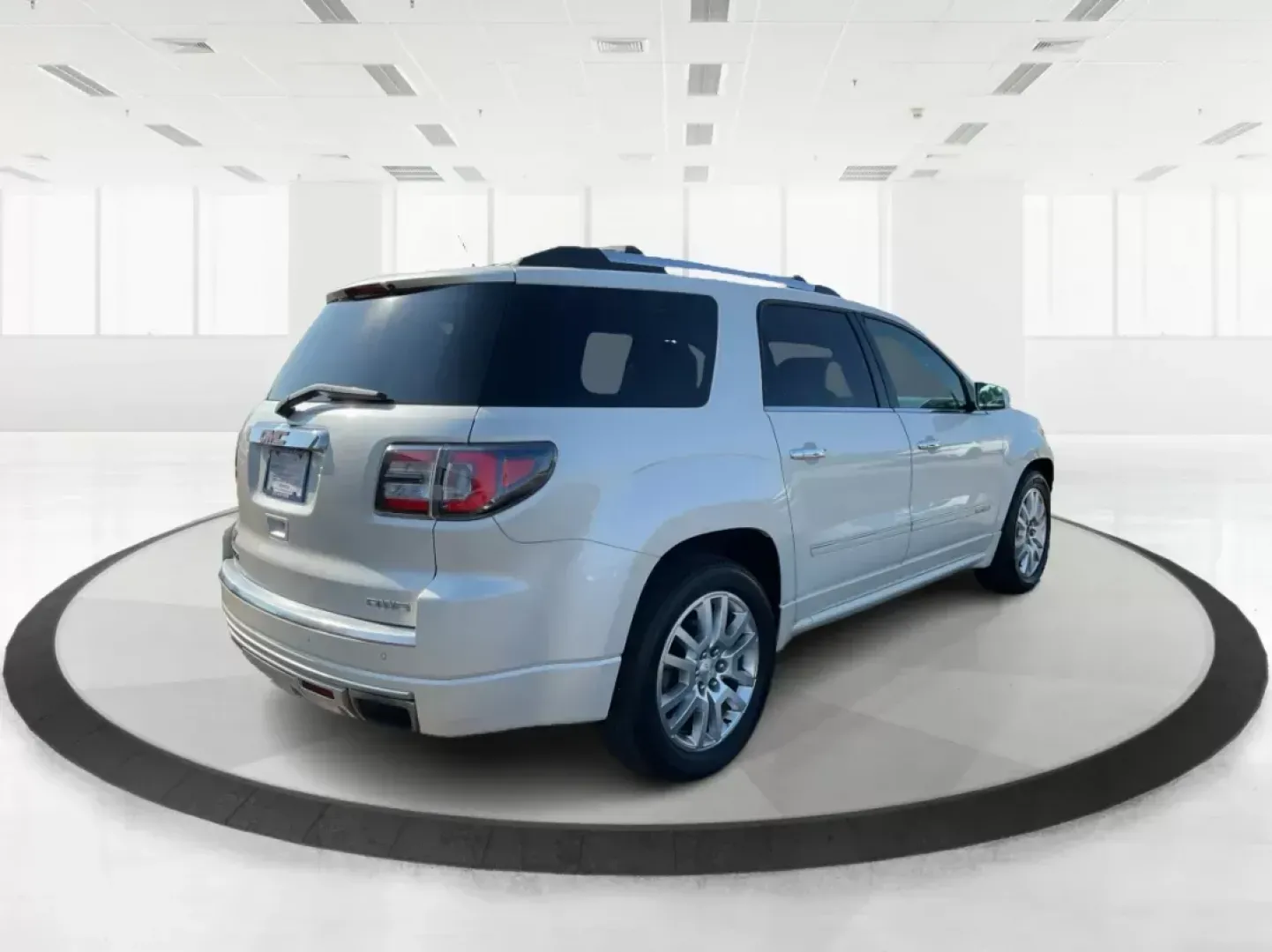 2015 GMC Acadia Denali (1GKKVTKD9FJ) with an 3.6L V-6 gasoline direct injection engine, located at 1230 East Main St, Xenia, OH, 45385, (937) 908-9800, 39.688042, -83.910538 - Photo#2
